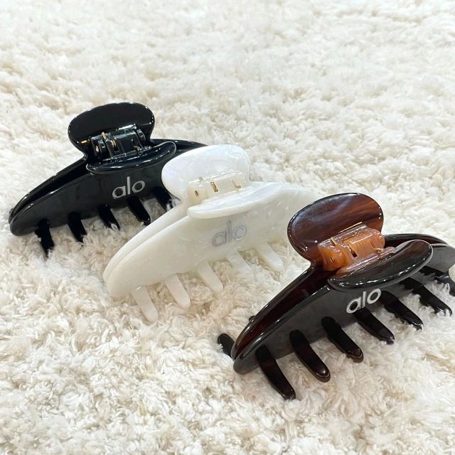 乐天商城 - 【alo】 90'S CLAW CLIP ヘアクリップ 髪留め アロー ブラック ホワイト ブラウン ロゴ ヨガ ヨガブランド 海外輸入 海外品 アクセサリー ヘアアクセ プレゼント ギフト【送料無料】
