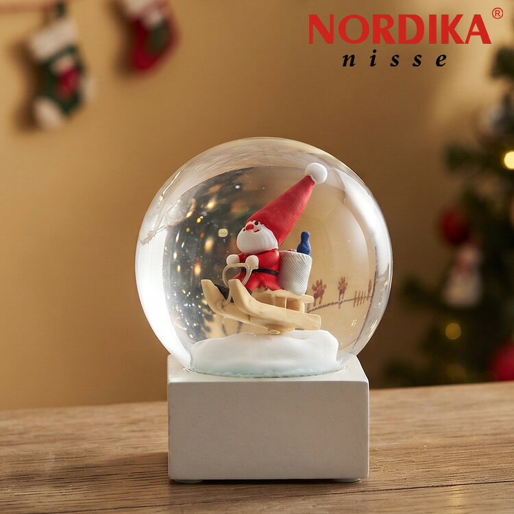 ノルディカニッセと、世界最高峰のクオリティを誇るスノードームメーカー「CoolSnowGlobes」が贈る特別なコラボレーション。ひとつひとつ手作業で色付けされたノルディカニッセは、細かな表情まで忠実に再現。愛らしい姿はそのままに、美しいスノードームの中でノルディカニッセの世界がやさしく広がります。人気のそりに乗ったサンタが夜空へ飛び立つシーンが小さな手のひらサイズのスノードームに。ニッセは古来より、子どもたちや家を守り、クリスマス時期にはサンタクロースのお手伝いをすると言われている北欧の妖精です。いたずら好きで働き者のニッセが住む家には幸福が訪れると考えられ、デンマークで長く愛されています。人形は、工房の職人がひとつひとつ手作業で仕上げているため、それぞれが異なった表情を持ち、同じ物は世界にふたつとありません。約4.5cm×4.5cm×5.7cm＜素材＞ガラス、樹脂＜生産国＞中国＜注意事項＞・ハンドメイドで製作されている商品のため1点1点に個体差がございます。商品の持ち味としてお楽しみください。・個体差による返品・交換は対応いたしかねます。