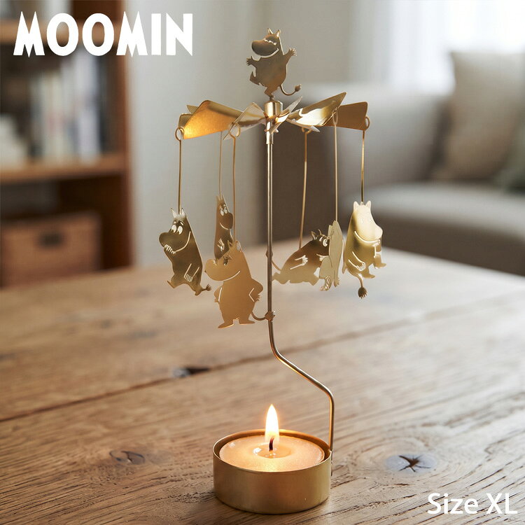 MOOMIN × Pluto Designロータリーキャンドルホルダー北欧の温もりを届ける、ムーミンとプルート・デザインの特別なコラボレーション。愛らしい表情と遊び心にあふれたデザインは、見る人の心をふっと和ませてくれます。キャンドルの熱で空気が上昇し、上部のファンがくるくると回転。ファンに吊り下げられたモチーフたちが、まるでメリーゴーランドのようにゆっくりとまわり、キャンドルの光を受けてキラキラと輝きながら幻想的なひとときを演出します。お気に入りのアロマキャンドルを使えば、灯りと香りのリラックスタイムに。寒い季節のお部屋に、やさしい光と物語を届けてくれるアイテムです。【商品詳細】サイズ：9×24cm素材：メタル付属品：ティーライトキャンドル付