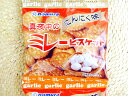 【内容】ミレービスケット 【内容量】40g×4袋セット 【熱量】542kcal/100g 【特徴】懐かしい素朴なビスケットです。40グラムに小分けされた、使いやすい食べきりサイズ。4連になっておりますので、一つずつ分けてお召し上がりいただけます。土佐の「まじめなお菓子」をぜひご賞味下さい。 【原材料】小麦粉、砂糖、ショートニング、植物油、ぶどう糖、食塩、膨張剤（原材料の一部に大豆を含む。） 【製造場所】高知県 【お届け】常温便（送料:料金表参照、代金引換の場合手数料330円が別途必要です。）でお届けします。 【同梱の可否】常温便・冷蔵便・冷凍便すべてのお品物と同梱してお届けできます。 【販売者】アグリファーム高知（アンプイーマート株式会社） 店舗：高知龍馬空港1F（商品が店頭にない場合もございます。） 事務所：高知県高知市大津乙1910-17 電話：088-866-4321、FAX：088-866-4332　 　 　 真夜中のミレービスケット 　 　 30g×4袋セット 　 にんにく味 　 野村煎豆店謹製 　 　 　 　 　 　 　 いまでは高知の豆屋さんを筆頭にわずか数社が作っています。 懐かしの味の決定版、ミレービスケットのごしょうかいです。 大正時代に創業した野村煎豆加工店さんが ミレービスケットを扱い始めたのは昭和30年頃から。 もともとは、明治製菓がつくっていたものでした。 現在は、名古屋の生地製造会社が製造を引き継いでおりまして、出来た生地は、 全国でも数件しかないミレービスケット製造会社さんへ配送されています。 野村煎豆加工店さんは、いつのまにかその中でも筆頭格になってしまいました。 ミレービスケットの製造は、なんとも素朴。 ビスケット生地は、このビスケット製造のために特別選別された小麦粉が使われています。 まず最初に、その生地をこんがりキツネ色に焼き上げます。 つぎにその生地を手早く油でサッと揚げます。 揚げたビスケット生地に、天然天日塩を適度にふりかければできあがり。 高知の人には特にお馴染みですが、30歳以上の方ならば、 「そういえば！あったあった！」 と膝をたたいていただける、素朴でなつかしいビスケットです。 　 　 【内容】真夜中のミレービスケット 【内容量】30g×4袋セット 【熱量】523kcal/100g 【特徴】にんにく味の懐かしい素朴なビスケットです。食後の一家団欒に、晩酌のおつまみに、ちょっと大人のにんにく風味がたまりません！頑張った一日の締めくくりにお奨めですよ。 ※本品の加工工場では、落花生・卵・乳・そば・えび・大豆を使用した製品を製造しております。 【原材料】小麦粉、砂糖、ショートニング、植物油、ぶどう糖、食塩、膨張剤、調味料（アミノ酸等）、香辛料、酵母パウダー、調味油、脱脂粉乳、植物性蛋白、香料、野菜パウダー、微粒酸化ケイ素、甘味料（甘草、ステビア）（原材料の一部に大豆を含む。） 【製造場所】高知県 　 　 　 　 お支払方法 代金引換、クレジットカード決済 配送方法 常温便 でお届けいたします。 常温便・冷蔵便・冷凍便の商品があるばあい、これらと同梱してお届けできます。 送料 送料が別途必要です。 元払いは料金表参照、代金引換は送料+330円でお届けできます。 消費税 当店の価格表示は特にお断りが無い限りすべて税込表示です。 配送日時のご指定 日時指定は、原則として、ご注文をいただいた日の5日後から承ります。ご注文をいただく際に、お申しつけください。 また、お届け時間帯は、「10-12時」「16-19時」「19-21時」の時間帯でお選びいただけます。 　 　