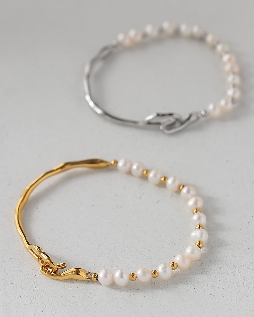 【27日1:59まで!MAX2000円OFFクーポン配布中】ブレスレット バングル 淡水パール 5mm ニュアンスライン 18KGP 18金メッキ 普段使い 大...