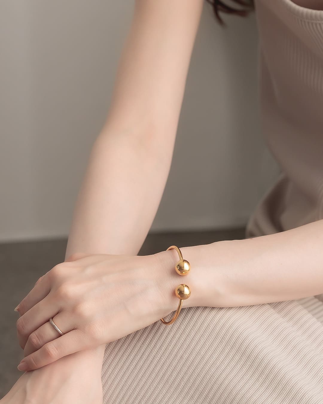 ChooMia(チュミア)のバングル ブレスレット 金属アレルギー対応 金アレ対応 ボールモチーフ ステンレス 18KGP 18金メッキ 普段使い 大人 カジュアル｜アングル2