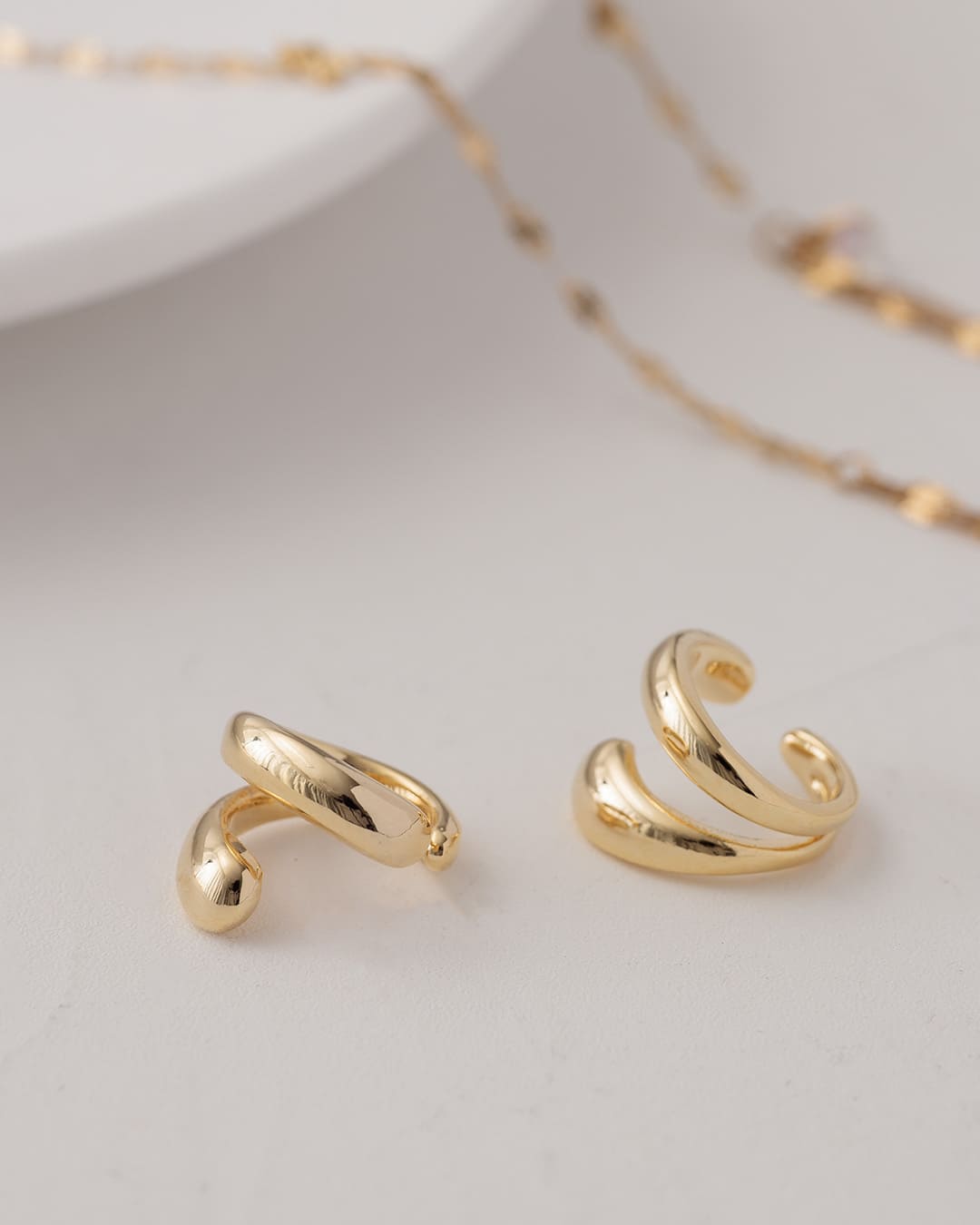 【27日1:59まで!MAX2000円OFFクーポン配布中】イヤーカフ イヤカフ ツイスト ひねり 重ね 18金メッキ 18KGP 金属アレルギー対応 金アレ対...