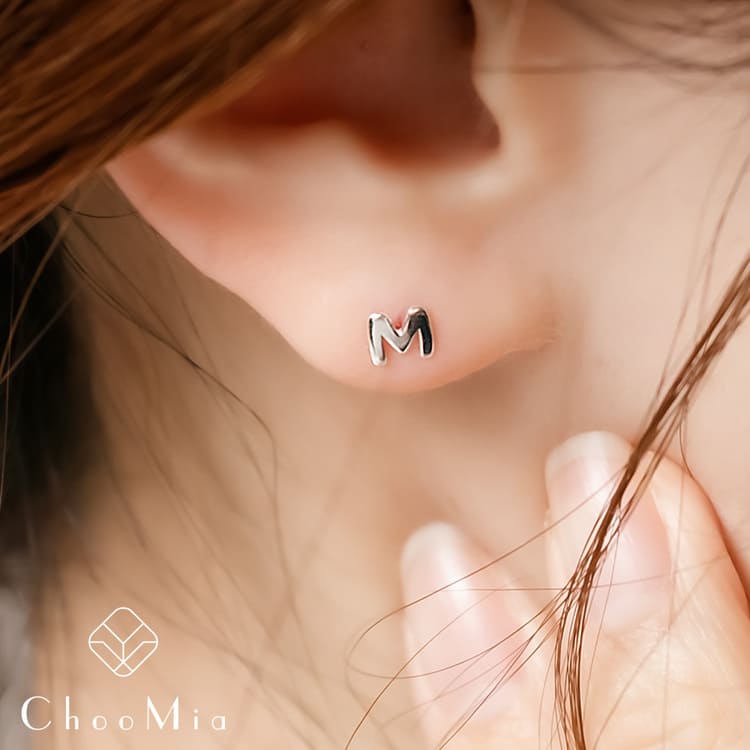 乐天商城 - 【P5倍×26時間限定！10％OFFクーポン配布中】 ピアス イニシャルモチーフ ミニ プチ 小さい 小ぶり 華奢 Silver999 シルバー999 普段使い 大人 シンプル カジュアル
