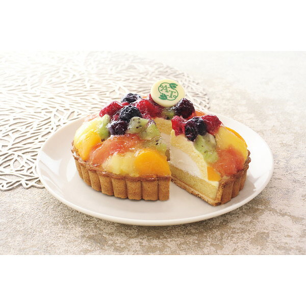 いろとりどりのフルーツを使った華やかなタルトケーキ。アーモンド生地のタルトに2種類のクリームとスポンジを重ね7種類のフルーツを飾り付けました。 内容 ：フルーツタルト×1（直径12cm×高さ6cm）　【賞味期限：30日】　【アレルゲン：卵・乳成分・小麦】　【お届け期間：2026年12月19日～2026年12月24日】 ※メーカー直送品となっております。 ※12月20日（日）～24日（木）の間のお届けとなります。