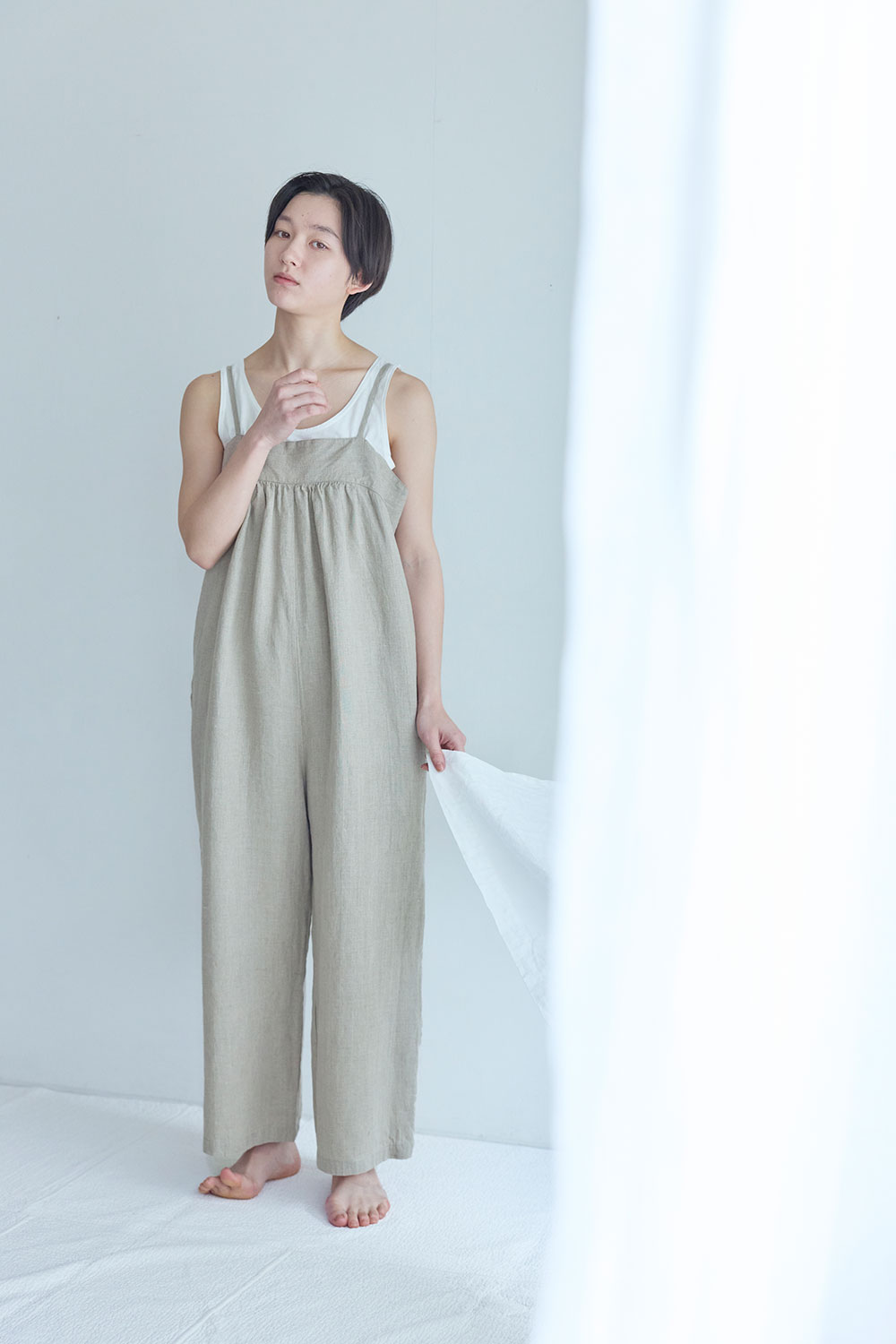 color ナチュラル material 100% (普通地/normal) size Length127～134,Chest94,Inseam59cm ワイドシルエットで、ゆったりとしたサイズ感のサロペット。 前身頃にギャザーを施し、細めのショルダーストラップを合わせることで、カジュアルになりすぎず女性らしい印象に仕上げました。バックスタイルはゴム仕様で、ほどよく体にフィットします。ストラップはアジャスター付きで長さ調節が可能。夏はタンクトップと合わせてヘルシーに、シャツやニットを重ねれば季節を問わず活躍する一着です。 両サイドポケット付きです。 PC環境により画像のお色と実物が異なる場合がございますので、御了承下さい。