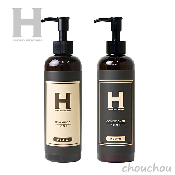 《&nbsp;商品詳細&nbsp;》 商品名 SHAMPOO/CONDITIONER 1899 KYOTO 250ml ポンプボトル入り 内容量 250ml（1本あたり） 成分 シャンプー／ 水、ココイルグルタミン酸TEA、BG、コカミドDEA、ココイルメチルタウリンNa、コカミドプロピルベタイン、セテアレス-60ミリスチルグリコール、ヒアルロン酸ヒドロキシプロピルトリモニウム、カイコまゆエキス※シルクエキス（主に京都産原料）、酒粕エキス※大吟醸エキス（主に京都産原料）、オレンジ果皮油、ニオイテンジクアオイ花油、ポリクオタニウム-10、塩化Na、フェノキシエタノール、メチルパラベン※ヒアルロン酸原料のキャリーオーバー コンディショナー／ 水、セタノール、イソペンチルジオール、ステアラミドプロピルジメチルアミン、ヒアルロン酸ヒドロキシプロピルトリモニウム、カイコまゆエキス※シルクエキス（主に京都産原料）、酒粕エキス※大吟醸エキス（主に京都産原料）、オレンジ果皮油、ニオイテンジクアオイ花油、ポリクオタニウム-10、乳酸、BG、フェノキシエタノール、メチルパラベン※ヒアルロン酸原料のキャリーオーバー 共通／ チャ葉エキス、カンゾウ根エキス、ローズマリー葉エキス、カミツレ花エキス、オウゴン根エキス、イタドリ根エキス、ツボクサエキス※上記7種エコサート認証オーガニックハーブ 備考 ※ ハイダメージ毛を補修するものではありません。 関連キーワード デザイン/美容室/ヘアケア/頭皮ケア京都で創業120年を超えるサロン「ひさだアートインダストリー」が 独自に開発した「シャンプー」＆「コンディショナー」 250ml ポンプボトル入りセットです。 ヘアコンディションの専門家を有する美容室が、お客さんの髪の悩みに向き合う中で 研究を続けたどり着いた、 「ヘアコンディショニング専門」のオーガニックシャンプーとコンディショナーのセットです。 半世紀以上に渡って世界中のシャンプーを研究した結果、一般的なシャンプーには 洗浄力を高めるあまりに刺激が強く、髪にダメージを与えかねないものが多く、 それをシリコンやオイルを含むコンディショナーで覆い隠すやり方では、 ますます髪や頭皮のコンディションが乱れ、深刻化してしまいます。 「SHAMPOO 1899 KYOTO」は、洗浄成分に髪にやさしいアミノ酸系のものを使用し、 できる限り髪と頭皮に負担を掛けない成分で構成することで、オイルやシリコンで 仕上がりをごまかす必要がなく、ナチュラルに整うように作られています。 「抗炎症作用」のための7種類のオーガニックハーブと、 「保湿成分」に京都産シルクエキスと京都の酒造より仕入れた大吟醸エキス、 「保湿剤」としてヒアルロン酸ヒドロキシプロピルトリモニウムが配合されています。 必要なもの以外の余計な成分を省いていった結果、一般的なシャンプーに比べて 成分種類が少なく、シンプルな構成で作られています。 厳選された成分をベストな配合で調合することで、 「顔を洗えるレベル」で髪と頭皮にやさしいシャンプーとなっています。 「CONDITIONER 1899 KYOTO」は、一般的なコンディショナーと違い、成分はノンシリコンで、 オイル類の使用も極力減らした、コンディショナー史上、おそらく最もライトなコンディショナーです。 「SHAMPOO 1899 KYOTO」だけでは物足りない、という方のためのコンディショナーです。 シャンプー同様、必要なもの以外の余計な成分を省き、「抗炎症作用」のための 7種類のオーガニックハーブと、「保湿成分」に京都産シルクエキスと京都の酒造より仕入れた 大吟醸エキス、「保湿剤」としてヒアルロン酸ヒドロキシプロピルトリモニウムが配合されています。 京都の地で創業120年以上の歴史を持つ理美容室「ひさだアートインダストリー」が独自に開発したヘアコンディショニング専門のオーガニックシャンプーブランドです。可能な限り余計な成分を減らし、根元から髪を健康にし、本来のツヤを育ててくれるシャンプー・コンディショナーを完成させました。