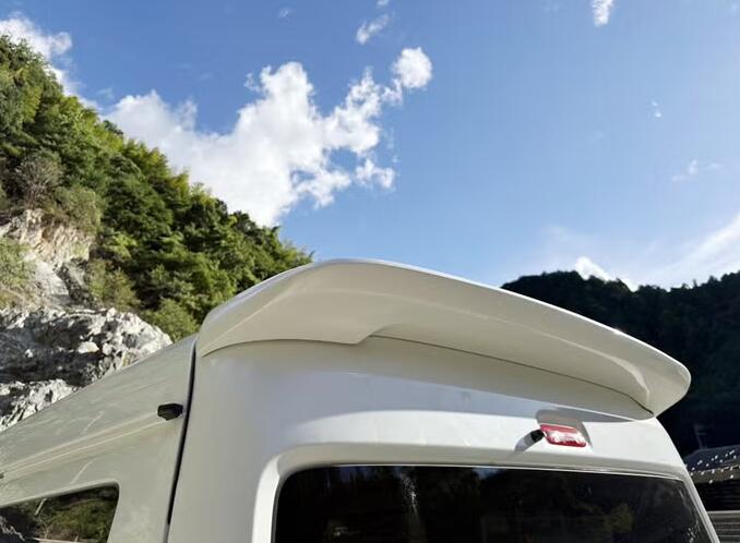 FRP製。商品は未塗装品になりますので別途ペイントが必要です。 ※18V のみ取付の際に穴あけ加工が必要です。　