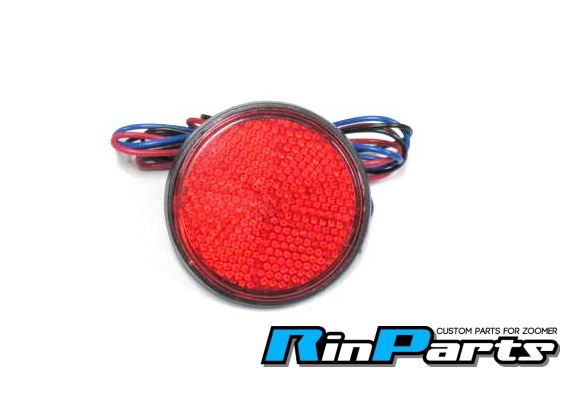 汎用の丸型 LEDリフレクター スモール＆ブレーキ連動型（ポジションで30％の減光） サイズ：約 60mm × 60mm × 8mm　ボルトサイズM6 LED数：24個 レンズ：レッド　点灯カラー：レッド 反射板機能付　スモール＆ブレーキ連動型 　【ご注意】 こちらの商品はメーカー取り寄せ品となります。 メーカーでも直接販売している商品の為、ご注文頂いた時点で欠品・完売している場合がございます。 ご注文いただく前に商品についての問合わせよりご連絡ください。 ご連絡がなくご注文いただいた際に欠品・完売の場合、ご注文キャンセルのメールをこちらから送らせて頂きます。 ご了承下さいますようお願い申し上げます。 在庫に関しましては翌営業日までに返信させていただきますのでお気軽にお問合せ下さい。汎用の丸型 LEDリフレクター スモール＆ブレーキ連動型（ポジションで30％の減光） サイズ：約 60mm × 60mm × 8mm　ボルトサイズM6 LED数：24個 レンズ：レッド　点灯カラー：レッド 反射板機能付　スモール＆ブレーキ連動型