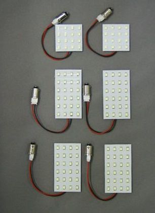 【セット内容】 フロントマップランプ：2ピース センタールームランプ：4ピース 【製品特徴】 ●適合車種：[日産/ニッサン]エルグランド≪E51系≫ ●LED素子：高輝度白色SMD ●発光色：ホワイト ●LED数：128球 【ご注意】 ※車種環境によって装着できない場合もございます。