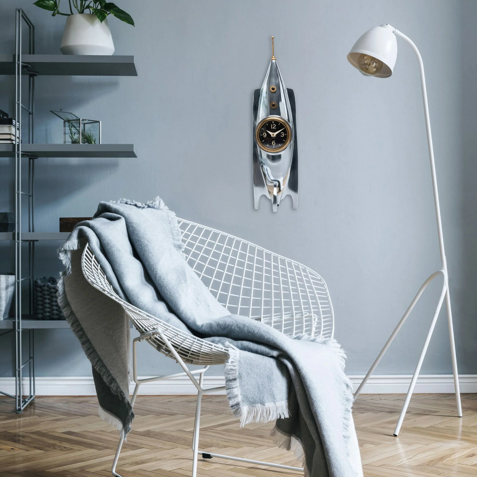 Rocket Wall Clock(ロケット型 壁掛け時計)アート 1950 年代の宇宙時代の驚異を深く掘り下げましょう。磨かれたアルミニウムと真鍮の調和のとれ...