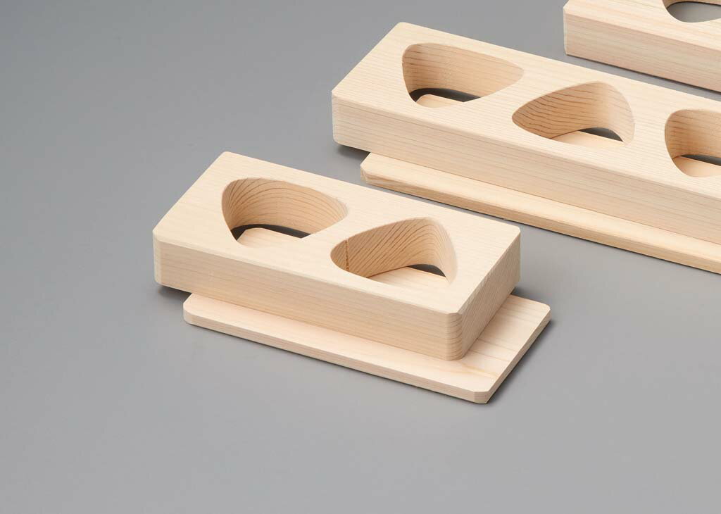 【ポイント14倍】桧・おにぎり型(敷板付)2穴 06306【日本製】 EBM vol.25[611-12]おにぎり型・押し寿司..