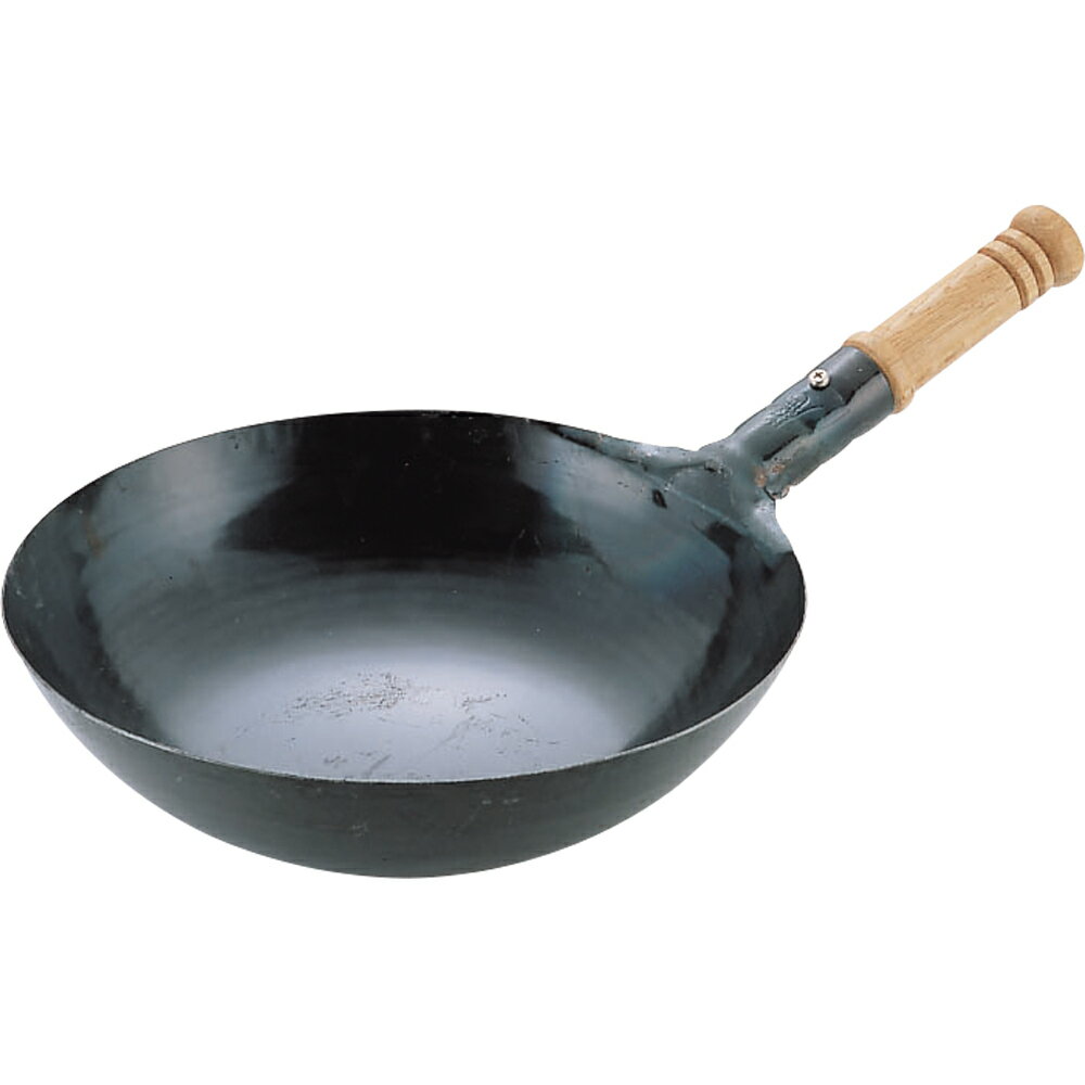 サイズ: 24cm板厚: 1.2mm・打ち出しの鍋は、打ち出すこと（数千回叩いて作る）により、鉄の中にある空気を外に出し、 酸化防止を含め強度がつくので、軽くて強い鍋ができます。・鉄の分子が細かくなり、熱の伝わりが良くなること、表面に細かい凹凸ができ油の乗りが良くなること、これらにより焦げつきにくい鍋ができあがります。 &nbsp; 【打ち出しのこだわり】 山田工業所は全国でも唯一の打ち出し製の鉄鍋を製造している工場です。 横浜中華街での中華鍋のシェアは80％で、プロの中華料理人から絶大な信頼を得ているメーカーです。 その山田工業所が一番こだわっていることが【打ち出し製法】。 通常の工場ではプレスという手法を用いて鉄板を1回で成型するのに対して、山田工業所では1枚の鉄板を約5&#044;000回叩いて鍋の形にします。 鉄はたたけけばたたくほど分子が細かく強くなります。また中華鍋の厚みも場所によって変えられることにより、熱伝導も良くなります。 最高の火力で手際良く一瞬にして調理を行う中華料理には最も向いていると言えるでしょう。山田工業所の打ち出し鉄中華鍋は プロの料理人はもちろん、ご家庭でも手軽においしく本格中華料理をつくることができます。　