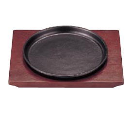 ステーキ皿あつあつのおいしさを逃がさない。商品名 カトレヤ 鉄 ステーキ皿 丸型 (ハンドル別売) 大 外寸：φ210mm ●100、200V電磁調理器対応※商品・木台等の色は、カタログと異なる場合がございます。 別売りのステーキ皿用 ハンドルはこちら ステーキ皿用 ハンドル この商品のアフィリエイトリンクを作成する ■■■■配送についての注意■■■■■ ・運送業者の運転手さんは原則1人の為、中型、大型商品の荷下ろしが出来ませんので、 配達当日は荷下ろしできるように、 人手をご用意下さい。 ・3～4人で持ち運ぶ事が困難な重量物の商品は支店止めとなります （支店止めの場合はご足労ですが、お近くの営業所までお引き取りに行っていただくかたちになります） 店舗用識別コード：11-0574-0101