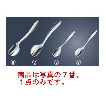 ※当配送方法は同梱、代引き、時間指定不可（ポスト投函）となります。 ※他の商品と同時にご注文頂いた場合には送料が発生致します。 ※商品の配送目安は出荷後2～3日となりますが、北海道や沖縄、離島の場合には1週間程度必要となる場合がございます。 商品は写真の7番、1点のみです。 はじまりはスプーンから…新生児が初めて使う道具の開発からスタート ●力が入りやすいのでナイフ代わりに食べ物をカットすることもできます。 ●さじ部が浅めになっているため、くちびるの形にフィットしさじ部に食べ物を残しません。 【全長】170mm 【皿幅】33mm 【重さ】46g 店舗用識別コード：1863800