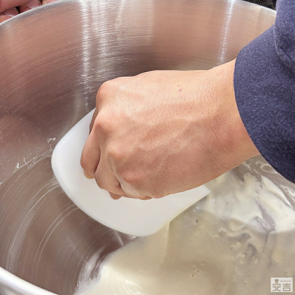 【メール便送料無料】スケッパー【業務用 ドレッジ カード エンボス仕様 スクレーパー スクレイパー 製菓 製パン パン作りに お菓子作りに 調理器具 ソフトタイプ 柔らかめ 白 ホワイト スパテラ ヘラ スパチュラ】 3