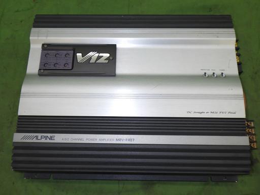 コンポ・ナビ:アンプ 【中古】アルパイン アンプ MRV-F407 商品番号: 566915001 動作OK 目立つ傷なし アルパイン アンプ 1999年に発売された名機「V12」シリーズのアナログアンプであり、古いモデルながらその厚みのある音質から今なお根強い人気があります。そのため、完全に壊れているジャンク品であっても部品取りや修理前提として1万円近くの値がつくケースが目立ちます。 状態 : 使用済み