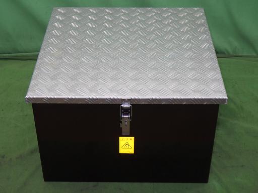 トラックパーツ:トラック、その他、工具箱 【中古】デコトラ ワンオフ スチール 工具箱 商品番号: 567148002 60センチ四方。底面に取り付け用の穴開いてます。ユニック車用に作られたようです。しっかりできてます 状態 : 使用済み