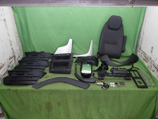 トラックパーツ:トラック、その他、工具箱 【中古】トラック 純正 パーツ フェンダー ミラーステー シート等 セット 商品番号: 566849004 納車外しから中古まで様々。コーナーパネル等3点ほどに取付部破損もあり 2トンから大型まで多数あります。 状態 : 使用済み