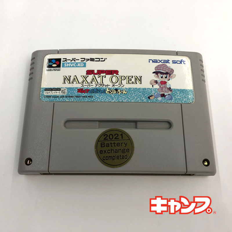 商品説明商品名 レトロゲーム（スーパーファミコン）スーパーナグザットオープン　ゴルフで勝負だどらぼっちゃん【中古】良い－RE0001312 ジャンル SPT 発売元 ナグザット 発売日 1994年3月18日 箱 × 説明書 × 内箱 × その他 ソフト側面色あせあり 注意事項 ゆうパケットでの発送の場合、SFCソフトのみの1個口同梱上限本数は5本です。 （ゆうパケット規定サイズを超えるため、箱付きSFCソフト、箱付きN64ソフトとは同梱できません。） 端子クリーニング・初期動作確認済みです。 バックアップ電池のあるものに関しましては全て「新品」の電池に交換済みです。 万が一データをセーブ出来ない場合は交換させていただきます。