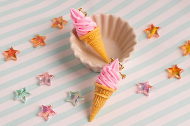 イヤリング　アクセサリー ソフトクリーム ストロベリー　食品サンプル　グッズ　ハンドメイド