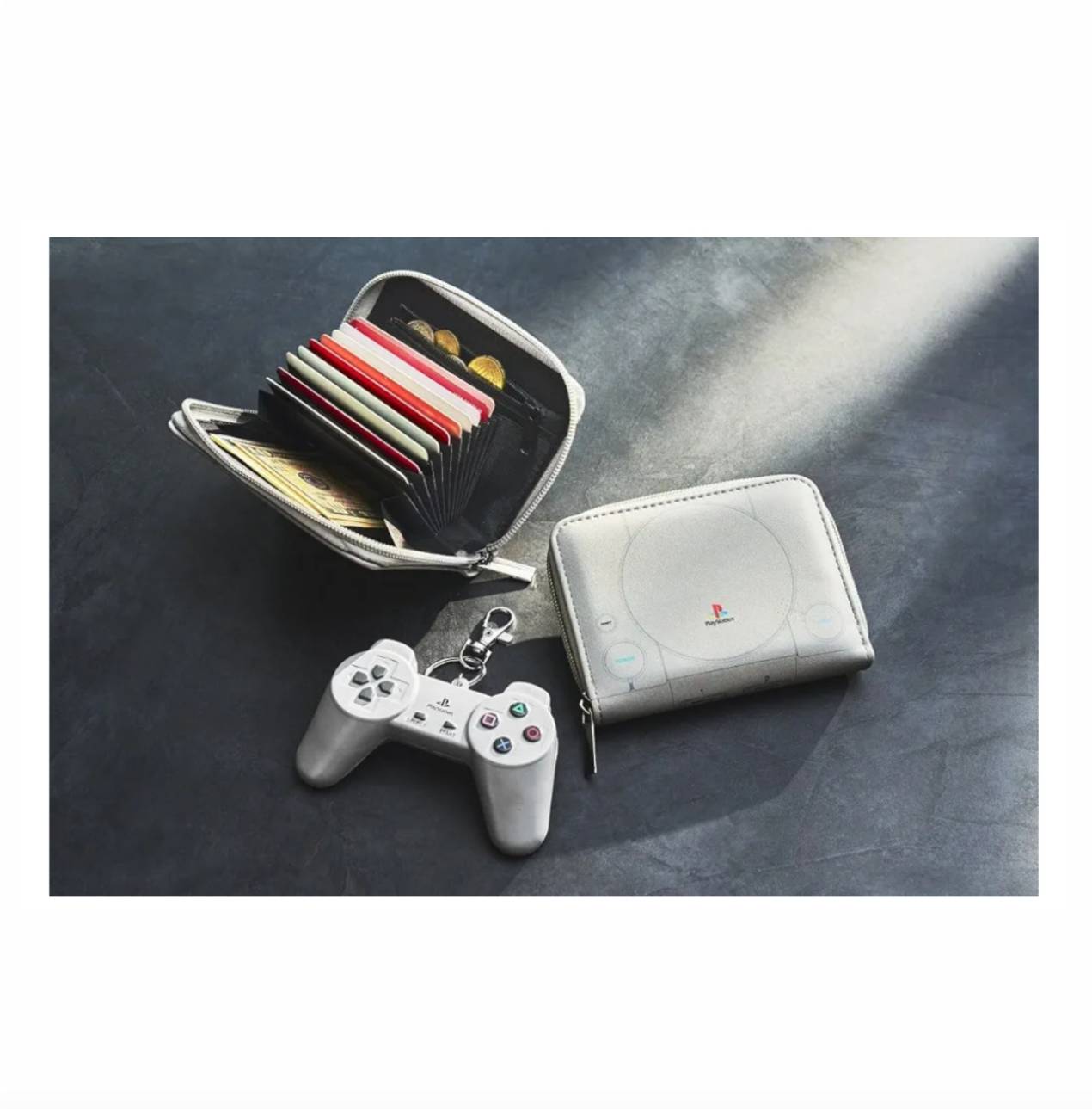 【予約商品2025年 9月25日発売予定】 Mono Master 2025年 11月号 増刊 付録/初代プレイステーションモチーフ じゃばら式財布＆コントローラーの握れるマスコットキーホルダーのサムネイル