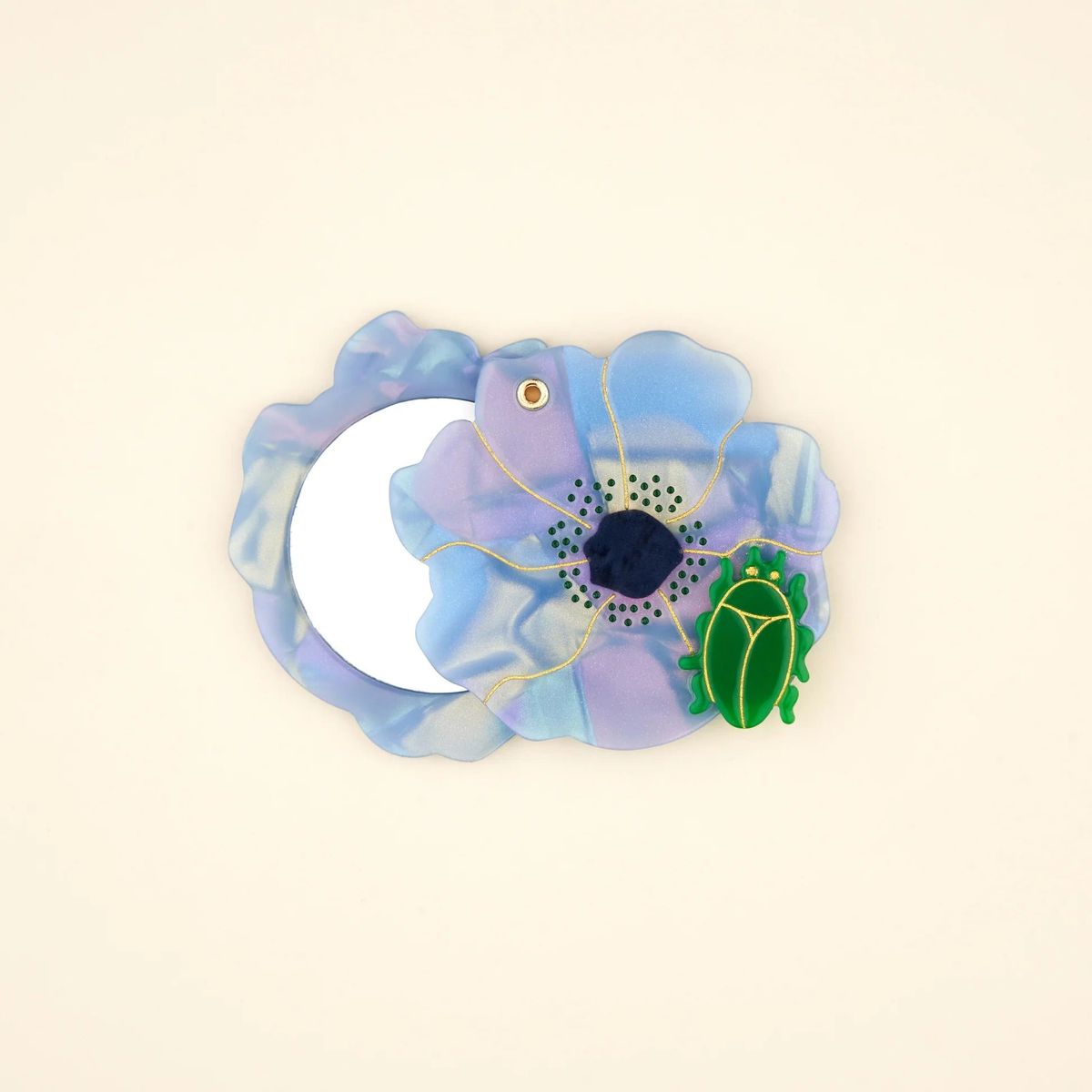 Product:Blue Flower Mirrorフランスのホームリネンブランド Lucas du Tertre とコラボレーションした、フラワーモチーフのコンパクトミラー。大きなイリデッセントブルーのアネモネを主役に、光の角度によって美しく輝く花びらと、繊細なマーブル模様の花芯を表現。そこに幸運のシンボルでもある小さなテントウムシを添え、まるで小さな花園を閉じ込めたようなデザインに仕上げました。バッグやポーチにもすっきり収まるコンパクトサイズで、外出先でのメイク直しや身だしなみチェックにも便利です。毎日持ち歩きたくなる実用性とデザイン性を兼ね備えた、Coucou Suzette × Lucas du Tertreならではの特別なポケットミラーです。Size: 約7.4x5.5cmMaterial:&nbsp;セルロースアセテートImportant: ・当店はCoucou Suzetteと正式に契約し、正規品のみを扱っている公式販売店です。・塗装のはみ出し、色むら、ドットの付着、気泡の混入、表面の小傷、金属部分のゆがみや変色がある場合がございますが、メーカーの出荷基準に基づき販売いたします。・時期により、Coucou Suzetteの刻印に色味が無くなったり、ロゴ自体がCoucouSuzetteから目のマークやその他のマークに変更になる場合がございますのでご注意ください。 🇫🇷Coucou Suzette / ククシュゼットフランス人イラストレーターのジュリエット・マレによって2013年に設立された、パリ発のポップで遊び心あふれるアクセサリーブランドです。カラフルで少しシュールなデザインが特徴で、ブランドの象徴である「目」や「胸」のモチーフ、愛らしい動物などをあしらったヘアクリップ、ソックス、ピンバッジなどが世界中で人気を集めています。SNSを通じて爆発的に広まったその独創的なアイテムは、日常にユーモアと彩りを添えるファッションアイコンとして、幅広い世代から愛されています。コレクターや、プレゼントにも大人気！