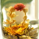 熱いお湯を注ぐとゆっくりと茶葉が開きだし、 ジャスミンの爽やかな香りが立ち上ります。 白いジャスミンの花が籠の持ち手のように、 赤い千日紅の花も美しく開きます。 ※お得な12個セットです。 原産地：中国 種別：ジャスミン茶 花：茉莉花、千日紅、金盞花 一粒：8g程度（大玉）見ても楽しい花の咲くお茶