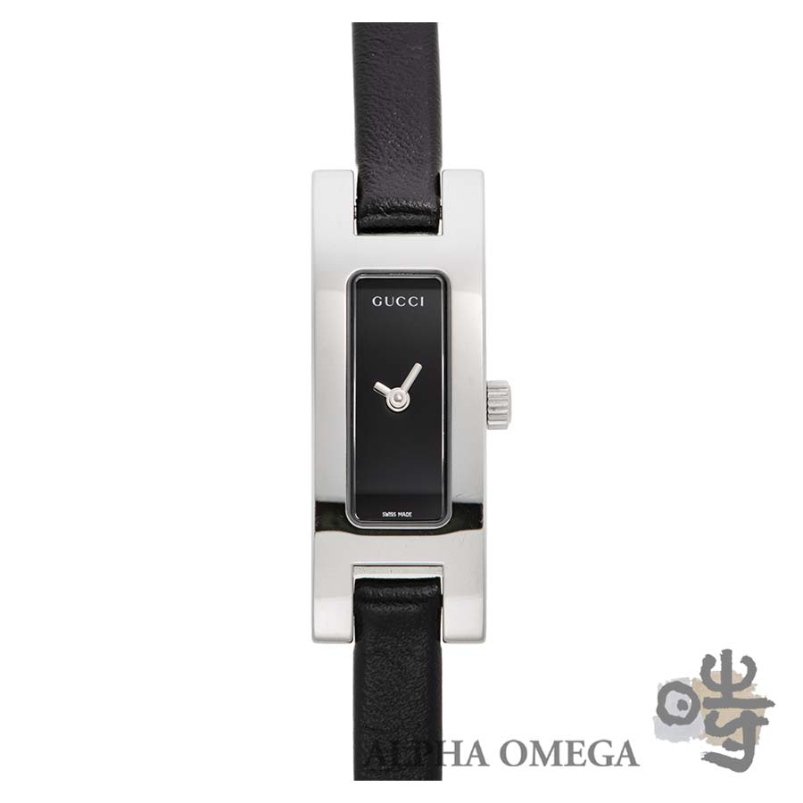 レディース &nbsp; &nbsp; &nbsp; &nbsp; 商品について メーカー グッチ モデル レクタンギュラー Ref.3900L スチール(SS) 2000年代 ムーブメント クォーツ ケース スチール(SS) 縦33mm 横12mm ブレスレット ストラップ スチール(SS) ピンバックル&nbsp;純正レザーストラップ【若干使用感有り】 付属品 箱 保証書(無印) 文字盤 【ブラック】：綺麗です 状態 【一部傷有り(磨きで取れる)】：僅かな使用感程度【内部機械・精度確認済み】：綺麗です コメント グッチはハイブランドの中でも特に時計製造に注力しており、デイリーユースに適したモデルからユニークピースまで、幅広いラインナップを展開しています。こちらの3900Lは、まさにデイリーユースに最適な一本です。ケース幅が12mmの非常にスリムなデザインが特徴で、クラシックなレクタンギュラーケースは流行に左右されることなく、さりげない気品と存在感を演出します。シルバーのケースにブラックのダイヤルとベルトを組み合わせたモダンでクールなルックスは、日常使いはもちろん、フォーマルなシーンでも装いに気品を添えてくれます。今回入荷した個体は、箱と国際保証書が揃ったオススメの一本です。ぜひご検討ください。(文:S)GUCCI RECTANGULAR Ref.3900L SS Ca.2000s