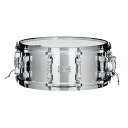 TAMA XY146 YOSHIKI -X JAPAN- シグネチャー スネアドラム2007年発表のTAMA スネアドラムシリーズ “Warlord Collection” の 1モデル、KSS146 “Spartan”スネアドラムをベースに製作した、YOSHIKI シグネチャースネアドラムです。YOSHIKI自身の象徴でもある「クリスタルドラムセットに相応しい、シルバーフィニッシュのメタルスネアを使いたい」というこだわりの下、2010年の北米ツアーごろから、このKSS146モデルを使用してきました。今回発売となるシグネチャーモデルは、基本スペックをその“Spartan”と同じとすることで、大音量のバンドサウンドの中でも埋もれない、攻撃的で存在感のあるサウンドはそのままに、YOSHIKI のイメージに相応しい煌びやかな外観を持ったスネアドラムです。また、シェルの内面には、本人直筆サイン入りのインサイド ステッカーが付属します。 *生産シリアルナンバーのご指定は出来ません。●アグレッシブなサウンド / 1.0mm厚 ステンレス スティールシェル w/R.S.E.(レゾナント サウンド エッジ)一般的なメタルシェル スネアドラムに良く使われるスティールよりも剛性の高い ステンレス スティールのシェルに、ヴィンテージ スネアによく見られるダブル フランジド エッジを現代版にアレンジしたTAMAオリジナルエッジ、 R.S.E.(Resonant Sound Edge) を採用しています。パワフルなボリュームと、鋭いアタックを兼ね備えたサウンドが特長。また、リムショットの際の爽快な音抜けも魅力です。R.S.E. (Resonant Sound Edge) とは 1920年代のヴィンテージスネアドラムに採用されていたダブル フランジド エッジを現代版にアレンジしたオリジナルエッジ。 エッジ部分を内側に”折り返して”シェル内面に溶接することで、 エッジ部に空間を作り出しています。このエッジを採用しシェル 剛性を高めることで、メタルシェルの持つタイトでソリッドなサウンドはそのままに、あたかもウッドシェルであるかのような、 まろやかでふくよかな胴鳴りを実現しました。●煌びやかなルックス / “Warlordラグ ＆ エンブレム” w/スワロフスキー クリスタルこのシグネチャー スネアドラムでは、その独自の製法とカット技術により国際的にも名高いスワロフスキー社製のクリスタルをデザインに取り入れた、TAMAオリジナルの”Warlord”ラグとエンブレムを採用。透明感のある輝きを放つクリアー クリスタルを中心に配置し、直線をモチーフとした輪郭のはっきりした存在感あるデザインに仕上げています。Swarovski crystalとはSwarovski(スワロフスキー)社は1895年にオーストリアに設立されたオーストリアを代表するクリスタルガラス製造メーカー。スワロフスキークリスタルガラスは、酸化鉛を多く含み、独特の輝きを生み出す事で有名です。古くはベルサイユ宮殿やオペラ劇場のシャンデリアパーツ、近年ではラインストーンをはじめ、 ビーズ ペンダントトップ ボタンといったアクセサリー製品にも多く用いられる 世界最高峰のクリスタルガラスとされています。●専用エンブレム / YOSHIKI -X JAPAN-プレートこのスネアドラムには、スワロフスキー社製クリスタルを配置した”Warlord”エンブレムに加えて、X JAPANロゴとYOSHIKIのサインをあしらった、特製エンブレム プレートをシェル外面に取り付けています。 また、シェルの内面には、シグネチャー モデルの証明として、YOSHIKI直筆のサイン入りインサイド ステッカーが貼り付けられます。スネアドラムのヘッドは、TAMA Starclassic等にも採用している、EVANS 社製ヘッドを採用。打面にはEVANS G1 Coated、裏面にはEVANS Resonant 300という組み合わせです。スナッピーも、TAMA Starclassic等に採用しているスナッピー MS20SN14Sを採用。本人の使用時と同じ、スナッピー コードにて取り付けた仕様で出荷致します。サイズ：14” × 6”シェル材：1.0mm厚 ステンレス・スティールシェル w/R.S.E (Resonant Sound Edge)シェル フィニッシュ：鏡面仕上げフープ：10テンション ダイキャストフープ MDH14-10 (打面)、MDH14S-10 (裏面)ヘッド：打面 EVANS G1 Coated / 裏面 EVANS Resonant 300ストレイナー / バット：MLS50A / MLS50Bハードウェア カラー：クロームスナッピー：Starclassic Snappy Snare w/スナッピー・コードカーボン スティール / 20本線 / 14”内面当たり用 (MS20SN14S)付属品：ドラムキー (TDK10)、スナッピー・ストラップ(MST20)　