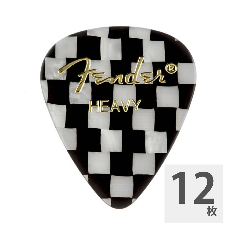 Fender 351 Shape Premium Picks Heavy Checker ギターピック 12枚入りギターやベースの種類を問わず、フェンダーのクラシックな雰囲気を味わうことができます。快適さと柔軟な高いパフォーマンス性をお約束するフェンダーのピックは、サイズや形、厚さの種類が豊富なので、あらゆるギタリストのプレイスタイルや好みにマッチします。セルロイドは初期のピックの原料で、何十年にも及ぶフェンダーのピックコレクションの要です。セルロイド製のピックは、伝統的な雰囲気と温かく丸みのあるトーンを与えてくれます。伝統的な351シェイプは、フェンダー製ピックでもっとも人気のあるデザインで、万能なスタイルとテクニックを持つプレイヤーにとって完璧なアクセサリーです。素材：セルロイドシェイプ：351ゲージ：ヘビーカラー：Checker