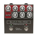 Crews Maniac Sound Buzz-Tri-Mix ベースファズ エフェクターベースファズはローレンジにトーンがフォーカスしており、ベース単独で弾く（聞く）とファットで良いのですが、バンドアンサンブルに入るとイマイチ音が抜けてこない、と言うユーザーの皆様の声を反映させた新しいベースファズペダル「Buzz-Tri-Mix」（バズトリミクス）Buzz-Tri-Mixは低域・中域・高域と言う風にドライブサウンドを3つのレンジに別けて、それぞれのボリュームをミックスしてドライブサウンドを作り上げます。この「バズトリミクス」のサウンドイメージは、プログレッシブでアグレッシブなベースサウンドにあります。シンベの様にユニークでヘヴィーなクラシックロックやサイケデリックロックのドライブサウンドから、ニューウェイブ以降のパンクバンドの「凸凹して疾走感のある歪み」や「拳骨で殴られているかの様な」オリジナルハードコアバンドのベースサウンド、そしてSKATE ROCKで聞かれる「ノコギリの様なベースの歪み」をイメージしました。これらのサウンドは、いずれも「ベース用の歪みエフェクター」等と言うものが存在しない時代に、先駆者であるベーシスト達が自らのスタイル（ベースの弾き方やフォーム、そしてセンス溢れるアンプのセッティングと強烈な音量で！）作り上げた個性的な歪みだと思います。同じ様に、このBuzz-Tri-Mixは使用するプレイヤーのプレイスタイル／弾き方や、演奏する楽器によってサウンドを大きく変化させます。勿論「基本のサウンドはベーシストが自ら作るもの」というコンセプトでありながら、多彩なサウンドが引き出せるデザインになっています。マスターゲイン、各帯域の歪みのボリュームの他に用意されたマスタートーンは、パッシブベースのトーンコントロールと同じく、右に回しきった状態がフラットで、左回りに回すと音色がこもって行きます。このトーンはトゥイーターを搭載したベースキャビネットとBuzz-Tri-Mixを組み合わせた際に高域（プレゼンス）が暴れるのを防ぎ、少しだけ甘くトラッドな歪みに変化させます。勿論、そのバリバリとした「暴れ感」を活かして、オルタナティブなベースドライブを作っても良いでしょう。そして音のヌケ感がイマイチだな、と感じた場合はドライミックスで歪んでいないベースの原音をミックスしてみてください。歪み混ざったクリーンなサウンドのおかげで、アタックが強調され、音が前に出てきます。この機能は、歪んませた状態でスラップを行う際にも威力を発揮します。電源は9Vバッテリーもしくは外部電源に対応します。外部電源はセンターマイナスのDC電源で、9-18Vまでの電圧に対応します。15V-18Vで使用すると、さらに厚みのあるドライブサウンドを生み出します。　