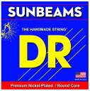 DR SUNBEAMS NMLR-45 MEDIUM-LITE エレキベース弦ROUND CORE/NICKEL PLATE WOUNDサンビームシリーズは常に音楽的追求を続けるプレイヤーに一筋の光を与える様な弦として開発されました。DRの歴史で培われた伝統技術でラウンドコア材にニッケルプレート材がハンドワウンドされています。 反応の良さ、しなやかさが特徴で従来のニッケルプレートワウンドの弦とは一線を画す存在です。特にブライト＆ウォームサウンドを望むトラディショナルなプレイヤーとフレットレスベースプレイヤーにお勧めです。 「サンビームには本当に驚かされたよ。もうフレットレスではサンビーム以外考えられないね。 ずいぶん長い間愛用しているよ。Adam Claytonと同じようにね。 」 Tony FranklinDR-NMLR45スタイル：MEDIUM LITEゲージ：45-65-80-100