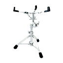 CANOPUS CSS-4HY Hybrid Snare Stand スネアスタンド屈強さと軽さの共存がコンセプトのハイブリッドハードウェアシリーズ。アングル調整部にワンアクションで全方向の駆動が可能なギアレスシステムを搭載し、どんなアングルのセッティングも可能となりました。ウィングナットも力の入れ易い新設計です。又、脚部の関節の位置を工夫することで安定性はそのままに、最低地上高440mmを実現しています。（メモリーロック未装着時）【特徴】・アルミとスチールのハイブリッドで軽量化を実現。・ギアレスシステム ワンアクションで全方向の駆動が可能。・パイプジョイント部にアルミを採用。・新設計の大型ウイングナット 力が入れやすく、しっかり固定することができるウイングナット。・安定性を確保しながら、最低地上高440mmを実現 脚部の関節の位置を工夫することで、安定性はそのままに、最低地上高440mmを実現（メモリーロック未装着時）。ダブルレッグ部にもアルミを採用。【仕様】重量：3.4kg高さ：440mm〜570mm【なぜハイブリッドなのか？】スタンドの違いによりシンバルやドラムのサウンドが変化することをご存じですか？　実は、スタンドの部品構成方法や、マテリアルによって楽器のサウンドは明らかにかわってしまうのです。軽量スタンドの開発に主眼を置くなら、スタンドを構成する材料をすべてアルミ材にすることが必要条件であることは言うまでもありません。我々もその考え方に従って開発を進めましたが、アルミは軽量という長所を持ちながらスティールに比べ硬度が低いため楽器としての振動を伝えづらいという性質を再認識することになりました。本来スタンドは、楽器を支えることが目的ですが、同時に楽器の振動に対して共振することにより楽器の音を十分に引き出すことも重要な要素となっています。軽さを追求しつつも楽器のサウンドを殺さないための試行錯誤が数年にわたり続きました。まず、アルミ材に「焼き入れ処理」をすることにより硬度を高め、より高いピッチで共振するように改良。さらに、焼き入れでも解決できない振動を要求される箇所と強度を要求される箇所にはスチール材を採用しました。こうしてハイブリッドハードウェアシリーズは、ヘビーデューティーのまま軽量化を実現し、楽器のサウンドも劣化させないことに成功しています。見た目は重厚でも、手で持ち上げてみると意外なほどの軽さに驚かされることでしょう。　