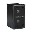 PHIL JONES BASS EAR-BOX EB-200 ベース用モニタースピーカーベース・アンプの音を格段に聞きやすくする全く新しいモニタースピーカー。■ベースの中高音だけを至近距離でモニター。ベース・サウンドの中高域の音だけを抽出し、反射音ではなくダイレクトに聴くことのできるのが、このEAR-BOXです。プレイヤーはEAR-BOXからの中高域を至近距離で聞きつつ、メインのアンプからのフルレンジの音も聞こえます。低音は指向性が低いため、結果的にアンプの設置場所にかかわらず、プレイヤーはクリアで自然なベースサウンドを、自分のすぐ傍でモニターすることができます。まるで空中に大きなアンプがあるかのように錯覚してしまうかもしれません。■ベースモニターの難しさを解消。自分がベースを弾いている場所とアンプの設置場所が離れていたり、死角になっていたり、ベースの音を正確にモニターしにくい事は良くあります。もともとベース・アンプからの音をモニターする場合、アンプから直接前に出ている音だけではなく、アンプ後方からの反射音や、他の壁から反射した音など、あらゆる間接音がミックスした音をモニターしている状態です。それでは環境に左右されすぎて、常に理想的なサウンドでモニターることは難しいでしょう。超小型で設置も簡単なEAR-BOXがそれを解決します。■シンプルに設置、シンプルに使用。EAR-BOXは超小形のシンプルなパッシブモニター(2x 2 .5”スピーカー）ですので、電源も必要なく自由に設置することができます。マイクスタンドに取り付け、ベースアンプのEXTスピーカー端子に繋ぎ、自分の好きな場所に置くだけで設置完了。特殊な回路構成により、ベース・アンプや、ベースキャビネットのインピーダンスや出力に殆ど影響を及ぼしません。組み合わせる機器のインピーダンスを気にすることなくサブモニターとして追加できます。今の自分のシステムに容易に組み込めます。※サブモニターですので、メインスピーカーと組み合わせてご使用下さい。中高音専用スピーカーであり、250Hz以下の低音は出ませんのでご注意下さい。【SPEC.】Model：EAR-BOX EB-200入力端子：スピーカー入力（ノイトリック・スピコン端子）スピーカー：2 x 2.5” PJB Customパワーハンドリング：500W重量：1.0 Kg入力インピーダンス：340Ω@20Hz、24Ω@1000Hzパワーハンドリング：500WJAN: 4580228398753　