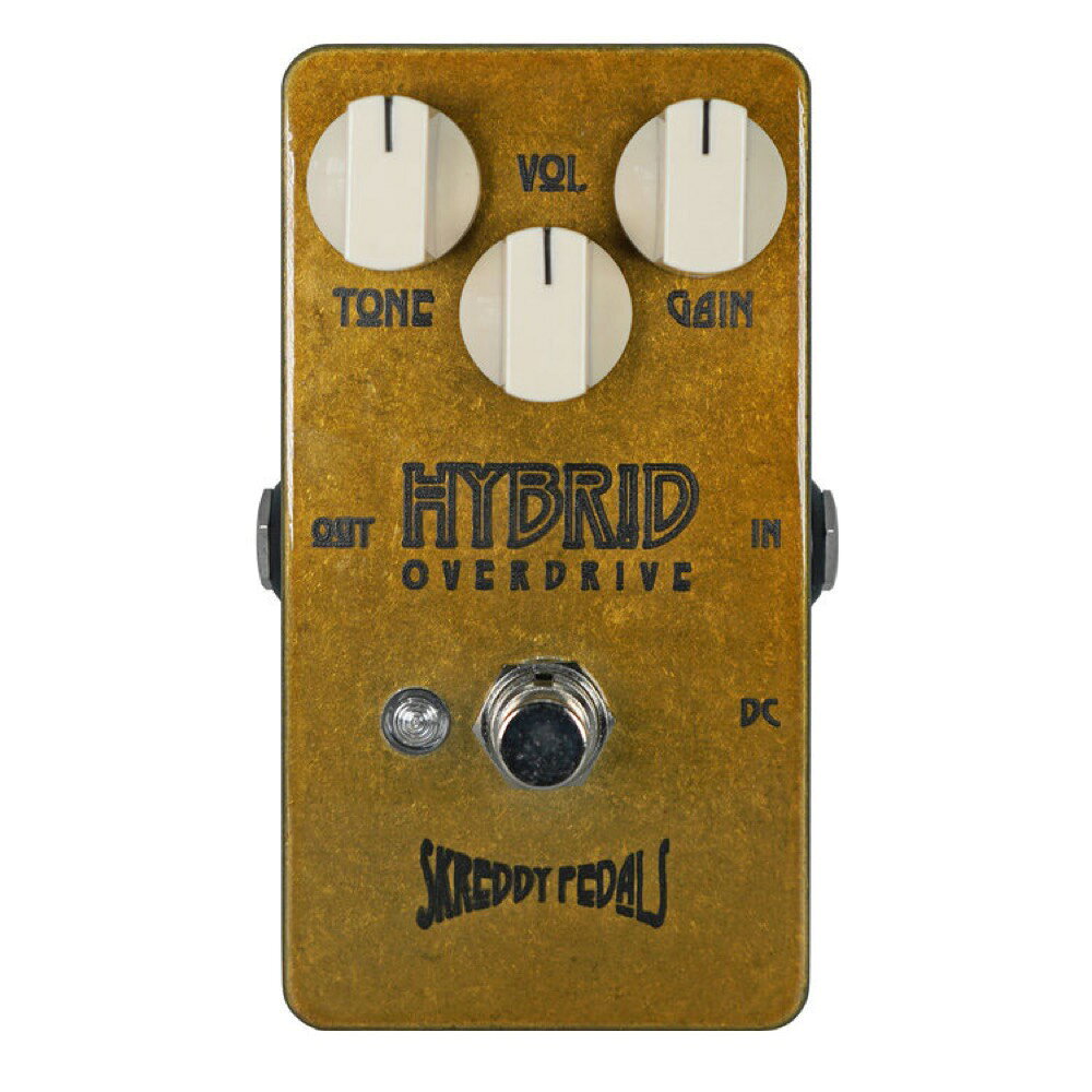Skreddy Pedals Hybrid Overdrive オーバードライブ エフェクタークリーンからミドルゲインまでのブリティッシュトーンを圧倒的なダイナミクスで。ホットなブルース/ロックトーンを指先で操り、明らかにアンプが歪んでいるのに透明なトーン。“ペイジ”や“SRV”などの名手が奏でた、クリーンなオーバードライブトーン。Skreddy Pedals Hybrid Overdriveは、70年代前半ごろのブリティッシュチューブアンプが持つ、本物のロックサウンドを作るオーバードライブです。ギターのVolumeやタッチへのレスポンスも高く、圧巻のダイナミクスが特徴。ブリティッシュトーンを作るAnimals Pedal Major Overdriveのゲインを下げ、ヘッドルームを拡げました。サウンドはオールドスクールなゲルマニウムファズペダル、Hybrid Fuzz Driverにも似ていますが、ローミッドが少し強く、ゲインを上げても音が濁ることなくパンチのあるカッティングを実現。より強力なトーンコントロールがトップエンドのざらつきやノイズを抑え、さらに絞ればよりダークなトーンへと変わります。極上のファズの甘いリードトーンからヴィンテージアンプライクなブリティッシュトーンまで、どんなピックアップでも最適に動作します。トーンは“フォーカス”されていて、同時に“バランス”の取れたトーンです。アンプライクなアタックが作る歯切れのよいカッティング、ギターVolumeやピックアップセレクター、ピッキングテクニックへの高いレスポンスを実現。特にタッチへのレスポンスが早く、甘いリード、コードの構成音がそのまま見えるような解像度、コンプレッションを感じない状態でもクランチやグロウルを維持しています。“軽くプッシュされたアンプ”トーンで、1曲を1台で通せるほど高いレスポンスと操作性を実現。最高のトーンを作る相棒として、Hybrid Overdriveは最適です。●コントロールVol：音量を調整します。Tone：音色のバランスを調整します。Gain：歪みの強さを調整します。●電源Hybrid Overdriveは9V電池、またはセンターマイナスDC9Vアダプターで駆動します。●PrecisionシリーズHybrid Overdriveは、Skreddy Pedalsの“Precisionシリーズ”で制作されるオーバードライブです。Precisionシリーズは基板上の全ての抵抗やコンデンサの多くに表面実装技術を使用したシリーズです。ローノイズメタルフィルム抵抗は精度が高く、多くの場合、その誤差は0.1％、0.25％、1％の高精度パーツを使用しています。ポリエステルフィルムコンデンサやオーディオグレード電解コンデンサ、トランジスタ、ダイオードはこれまで同様スルーホールコンポーネンツを使用しています。Skreddy Pedalsは2004年からスルーホールコンポーネンツを使用し、ハンドメイドでエフェクターを制作して来ました。開発を続けるうち、わざわざノイジーな抵抗を使わずとも、Skreddy Pedalsとして素晴らしいトーンを作ることができるようになりました。納得のトーンをローノイズに実現できるのです。スルーホールコンポーネンツはノイジーで精度が低く、場所を取る上に高価です。リード線の95％は破棄され、多くの廃棄物が出ます。表面実装技術を使えば、多くの部分を自動化することが出来、価格を抑えられます。全てを表面実装にするのではなく、多くの部分を自動化しながら、必要な部分はスルーホールコンポーネンツを使用する。そして全てアメリカで行う。それがSkreddy Pedalsのこだわりです。自動化といっても、手を抜いているわけではありません。Skreddy Pedalsでは全てのプロトタイプを手作業で制作し、表面実装技術に合わせ、細部の調整を怠りません。全ての調整を行い、完璧な状態になってから初めて生産工程に入ります。基板にはんだ付けをする工程だけを見れば自動化された部分は多いかも知れませんが、Skreddy Pedalsの製品を完成させるには幾重もの手作業の工程を経ているのです。だからこそSkreddy Pedalsは表面実装技術を用いても納得できる音を作ることができます。