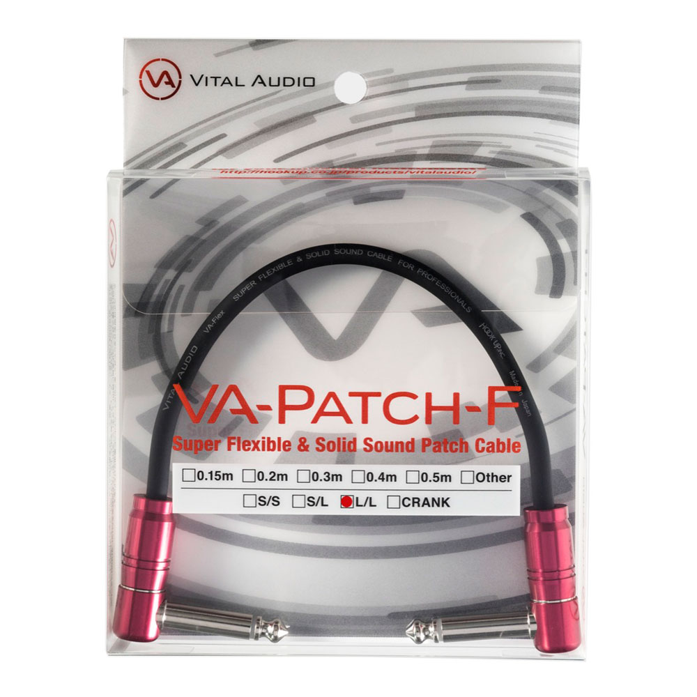 Vital Audio VA-Patch-F-0.5m LL 50センチ パッチケーブル※画像はサンプルです。詳細につきましては商品説明をご確認下さい。VA-Patch-Fシリーズは、これまでギターケーブル、マイクケーブル、マルチケーブルなど、プロフェッショナルな音楽制作の各分野ごとに最適な音質にこだわって開発してきたVITAL AUDIOが、コンパクトエフェクターやプログラマブルスイッチャーのパッチワイヤリングのためにデザインしたパッチケーブルシリーズです。新ラインナップVA-Patch-Fシリーズでは、同じく新ラインナップであるVA-Flexシリーズで採用されている4406 OFCケーブルを採用しています。直径5.0mmという現行ラインナップで一番スリムなケーブルにより、パッチケーブルに求められる柔軟性と取り回しのしやすさを追求。しかし線を細くすることで音質を落とさないために、ケーブル内部の構造も今までとは異なる工夫を施しました。同心撚線という芯線構造によりインピーダンス特性を安定させ、信号の流れを安定化しています。また、外皮には新素材(難燃PE)を採用し、ケーブルを柔らかく軽量化。音質の低下を防ぐだけでなく、よりパワフルで引き締まったサウンドを生み出すことに成功しました。VA-Patch-F 新デザインプラグ新たな試みとして、特徴的な赤いプラグ(キャップ部)に軽量なアルミ素材を採用した「SP-45A」 ニッケルプラグを新規開発。従来のプラグよりも当社比で最大40%の軽量化を実現しています。今回、アルミ素材への着色技術の進歩によって、ブランドのイメージでもある鮮やかな赤色にすることに成功しました。エフェクトボード内を鮮やかに演出します。長さ　約0.5m (50cm)プラグ形状：LL（L型/L型）タイプ【プラグタイプ:L/L (L型 / L型)】両側がL型のタイプで、パッチケーブルとしてもっとも多く使用されるタイプだと思われます。主に横側にジャックがついているエフェクター同士を繋ぐことに使われることが多くあります。