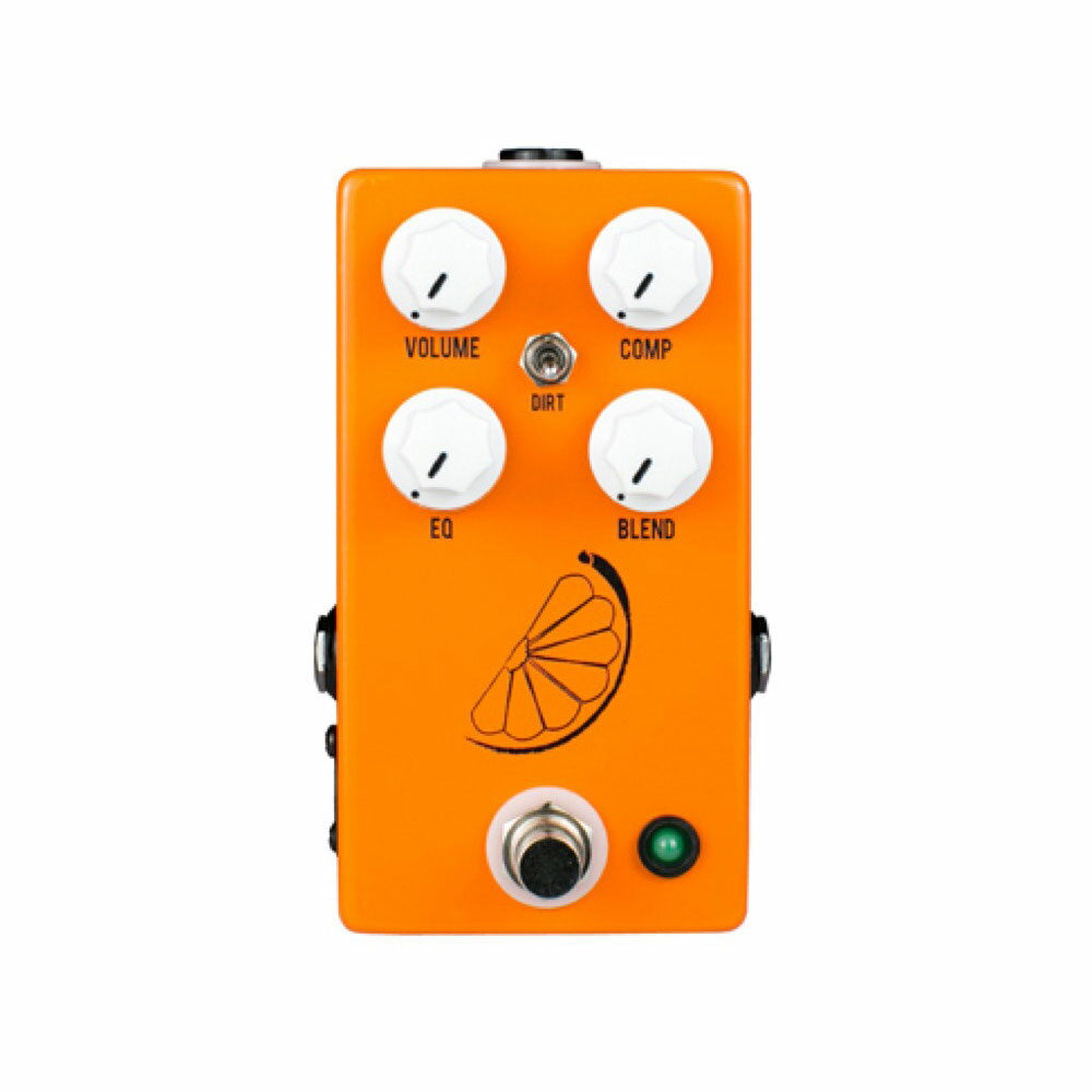 JHS Pedals Pulp ‘N’ Peel V4 コンプレッサー プリアンプ ギターエフェクターPulp N Peel V4 は、6年以上にわたり調整と改善、実験を経て完成しました。前モデルの Pulp N Peel V3 は世界中で 1,000人以上のプレーヤーのペダルボードに設置されており、コンプレッサーが好きではないプレーヤーからも使用されて評判になったコンプレッサーです。バージョン4では、今まで築いてきた Pulp N Peel のサウンドや機能性はそのままに、コンプレッションペダルの用途や新しいトーン、そして新しい領域へ踏み出すために回路の能力を拡張し、新しい機能を追加しました。より広いヘッドルーム、スムースでよりサステインを含んだトーン、パラレル（並列）のオーバードライブ － ドライブサーキット、パラレルの 1/4″ アウトと D.I アウトとトーンコントロールを新たに搭載しました。Pulp N Peel V4 は Volume、Compression、Blend、EQ コントロールと Dirt スイッチを搭載しています。Volume コントロールは、出力信号をカット/ブーストするスタンダードなマスターボリュームです。V4 の主な改良点として、今まで以上にクリーンなヘッドルームを得たことにより、リードブーストやチューブアンプをドライブさせることが容易になりました。Compression コントロールはコンプレッション/サスティン量を調整し、時計回りに回すことでより強いコンプレッションと長いサステインが得られます。Blend コントロールは、ミキシングコンソールのフェーダーと同じような作用で、このコントロールを時計回りに回すとパラレル出力のドライ音（原音）にコンプレッションサウンド（ウェット音）をミックスすることができます。これにより、ギターやアンプ本来のトーンは失われることなくコンプレッションサウンドのアタックと明瞭さのバランスを完璧にコントロールすることが可能です。EQ コントロールは、コンプレッションサウンド（ウェット音）をブライト/ダークなトーンに変化させます。12時方向に設定した時は EQ コントロールは無効で、左に回すとトーンはダークなサウンドに、右に回せばブライトなサウンドになります。Dirt トグルスイッチは筐体の右サイドにある Dirt トリムポットと連動しており、シグナルパスへと送り出す dirt/overdrive の量を任意の値に設定します。このコントロールは、トーンの中核としてコンプレッションと歪みだけを求めるプレーヤーや、ミックスを1台の機材でまとめてコントロールしたいベースプレーヤーには魔法のように感じられることでしょう。Dirt トリムの左側にあるスイッチは、内部バッファーの ON/OFF を切り替えるスイッチです。トゥルーバイパスにする場合は OFF にしてください。しかし、長いケーブルを引き回したりする場合には、音質劣化を防ぐためにバッファーを ON にすることをお奨めします。インプット/アウトプットは一般的な 1/4″ モノラルジャックで、DC9V センターマイナスの電源で駆動します。アウトプットには XLR の D.I.アウトを備え、ミキサーやスタジオインターフェースへ直接接続できるので、ベースやアコースティックギターなどの D.I.アウトとしても使用できます。グラウンドループによるハムノイズが発生した場合には、グラウンドリフトスイッチを LIFT ポジションに切り替えてください。Pulp N Peel V4 は、ハムバッカーにもシングルコイルにもマッチするような、クリアで明るいコンプレッションサウンドが得られるようにデザインされたナチュラルで透明なコンプレッサーです。もし、今までのコンプレッサーが高域をロスしてぼんやりとしたトーンに感じるなら、Pulp N Peel V4 はまさにそんなあなたのためのコンプレッサーです。Pulp N Peel V4 を使えばあなたのギターはアタックを失うことなく、ローノイズで全てのコードは艶やかに、リードトーンや単音すらも華やかになり、バイパスしたくなくなるでしょう。Pulp N Peel V4 は、トーンに活気を与え、使いやすく、パワフルで多機能なコンプレッサー/プリアンプ ペダルです。電源は一般的な 9V DC/100mAセンターマイナスアダプターでご使用いただけます。サイズ：55.9mm x 109.3mm x 38.1mm