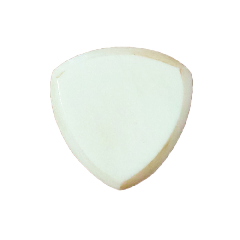 Animals Pedal Wild Picks CB-TC-N-WH-S トライアングル スモール 3.0mm ギターピックWild Picks Camel Bone Tri Pick Chamfer White SmallWild Picks Animals Pedal Wild Picksは、本来は廃材として処分される自然由来の素材を用い、ハンドメイドで作り出されるピックです。エコツーリズムな美しいピックは実用性ももちろん、アクセサリーなどの素材としても最適です。厚みのある硬いピックは、それだけで鋭いアタックと早い音を出します。音が早いと、ピッキングの強弱で音色をダイナミックに操ることができます。一般的な薄くしなるピックよりも重さがあり、また指をピックに安定して固定することができるため、余計な力を必要としません。長いステージでも疲れにくく、自然体でギターをプレイすることができます。 これはスタミナだけでなく、よりスムースで良いプレイのためにも大切な要素です。Wild Picksは自然の素材だからこそ手に馴染み、適度な厚みと重さがあるからこそ強く握る必要もなく、また形状にも工夫することでその厚みを感じないように作られたピックです。Wild Picks Camel Bone Tri Pick Chamfer White Smallは、ラクダの骨を素材としたトライアングルタイプのピックです。小振りで持ちやすいサイズとなっており、コードよりもリードや速いプレイに向いたスタイルです。ギターやベースのナットやアコースティックギターのサドルやエンドピンなどに使われる素材として最も一般的なのは牛骨ですが、ラクダの骨、キャメルボーンもナットやサドル、エンドピンとして使用されています。そのためギターの弦とも相性がよく、自然な響きを作ります。牛骨と比べると、手触りのほんのすこしの違いのせいか、実際の重さは変わらないのに少し軽いように感じられます。弦のすべりは良く、指は滑りにくい、天然素材ならではの特性を持ちます。元々強い素材ですが、トライアングルシェイプとすることで3面を使用でき、さらに長くお使いいただけます。特にこのTri Pick Chamferは、ピックのエッジは丁寧に削られ、弦に引っかかることのない3次元的なシェイプが特徴です。小振りでスタンダードなトライアングルシェイプ。3.0mm厚でしっかりと物を握っている感覚が心地よいピックです。※Wild Picksは自然の素材を用いて手作業で制作しているピックです。素材の質感を活かし、手作業で制作しているため、1枚1枚、全て外観が違っており、また厚みも若干の誤差がある場合がございます。材質：キャメルボーン(ラクダの骨)形状：トライアングル スモール厚さ：3.0mmカラー：ホワイト