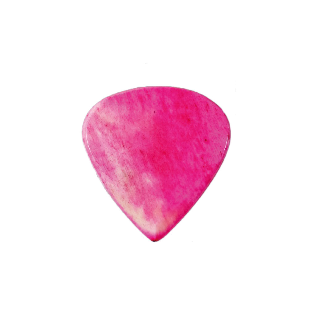 Animals Pedal Wild Picks CB-JP-N-PK-S-2.0 ジャズタイプ スモール 2.0mm ギターピックWild Picks Cow Bone Jazz Pick Pink SmallWild Picks Animals Pedal Wild Picksは、本来は廃材として処分される自然由来の素材を用い、ハンドメイドで作り出されるピックです。エコツーリズムな美しいピックは実用性ももちろん、アクセサリーなどの素材としても最適です。厚みのある硬いピックは、それだけで鋭いアタックと早い音を出します。音が早いと、ピッキングの強弱で音色をダイナミックに操ることができます。一般的な薄くしなるピックよりも重さがあり、また指をピックに安定して固定することができるため、余計な力を必要としません。長いステージでも疲れにくく、自然体でギターをプレイすることができます。これはスタミナだけでなく、よりスムースで良いプレイのためにも大切な要素です。Wild Picksは自然の素材だからこそ手に馴染み、適度な厚みと重さがあるからこそ強く握る必要もなく、また形状にも工夫することでその厚みを感じないように作られたピックです。Cow Bone Jazz Pick Pink Smallは、牛の骨を素材としたジャズタイプのピックです。小振りで持ちやすいサイズとなっており、コードよりもリードや速いプレイに向いたスタイルです。2mmの厚みがありますが、先端部はエッジが加工されており、弦との接点がブレることもありません。このピックは牛骨に着色を行い、独特の風合いに仕上げたピックです。鮮やかなピンク色と、自然素材ならではの風合いが合わさり、1枚1枚違った表情を見せます。遠目にも分かりやすく、ステージなどで落としてもすぐに見つけられます。牛骨はギターやベースのナットやアコースティックギターのエンドピンなどに使われる素材で、ギターの弦とも相性がよく、自然な響きを作ります。弦のすべりは良く、指は滑りにくい、天然素材ならではの特性を持ちます。2.0mmの厚みがありますが、一般的なピックに近い演奏性を実現しています。※Wild Picksは自然の素材を用いて手作業で制作しているピックです。素材の質感を活かし、手作業で制作しているため、1枚1枚、全て外観が違っており、また厚みも若干の誤差がある場合がございます。材質：牛骨形状：ジャズタイプ スモール厚さ：2.0mmカラー：ピンク