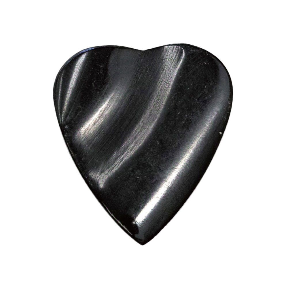 Animals Pedal Wild Picks CHR-HP-DD-BK ハート 3.5mm 右利き用 ギターピックWild Picks Cow Horn Heart Pick Double Dent BlackWild Picks Animals Pedal Wild Picksは、本来は廃材として処分される自然由来の素材を用い、ハンドメイドで作り出されるピックです。エコツーリズムな美しいピックは実用性ももちろん、アクセサリーなどの素材としても最適です。厚みのある硬いピックは、それだけで鋭いアタックと早い音を出します。音が早いと、ピッキングの強弱で音色をダイナミックに操ることができます。一般的な薄くしなるピックよりも重さがあり、また指をピックに安定して固定することができるため、余計な力を必要としません。長いステージでも疲れにくく、自然体でギターをプレイすることができます。これはスタミナだけでなく、よりスムースで良いプレイのためにも大切な要素です。Wild Picksは自然の素材だからこそ手に馴染み、適度な厚みと重さがあるからこそ強く握る必要もなく、また形状にも工夫することでその厚みを感じないように作られたピックです。Cow Horn Heart Pick Double Dent Blackは、牛の角を素材としたハート型のピックです。牛の角は、人の爪にとても近い素材として知られています。実際にギターを“爪弾く”ような暖かい音はもちろん、強めにピッキングをすれば鋭いトーンを作ることもできます。中でもこのピックは、黒い牛の角を使用したモデルです。弦のすべりは良く、指は滑りにくい、天然素材ならではの特性を持ちます。さらにピック両面には親指と人差し指がぴったりとおさまるくぼみが設けられ、非常に安定したピッキングが可能。親指、人差し指はそれぞれ専用の形状のくぼみとなっているため、右利きのプレイヤー用となります。また先端部にも弦と平行にピックが当たりやすくなるよう、立体的な形状を採用し、弦とピックが出来る限り点で接し、弦に引っかかることのない快適なプレイを実現しています。スタンダードなティアドロップタイプと同等のサイズです。3.5mmの厚みがありますが、くぼみの加工により一般的なピックに近い演奏性を実現しています。※Wild Picksは自然の素材を用いて手作業で制作しているピックです。素材の質感を活かし、手作業で制作しているため、1枚1枚、全て外観が違っており、また厚みも若干の誤差がある場合がございます。材質：牛の角形状：ハート 右利き用厚さ：3.5mmカラー：ブラック