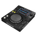 Pioneer DJ XDJ-700 DJ用マルチプレーヤーPERFORMANCE MULTI PLAYERコンパクトな筐体にスピーディーな選曲が可能な大型タッチディスプレイと豊富な機能を搭載したDJ用マルチプレーヤー。近年、DJが取り扱う楽曲はダウンロードでの入手が主流となり、プレイ中に管理する楽曲数が増えてきています。それに対応する形で、大量の楽曲からでも快適な選曲ができるようにプロフェッショナルモデルは進化しています。一方で、自宅やミニクラブ/バーなどはDJ機材を設置するスペースが限られており、フルサイズのプロフェッショナルモデルをシステムで揃えられない環境にあります。XDJ-700 は、多くのクラブに常設されているプロDJ/クラブ向けマルチプレーヤー CDJ-2000NXS (2012年発売）の基本的なレイアウトを継承しており、大型のタッチディスプレイを活用して上位機種と同等の豊富な機能を使った多彩なパフォーマンスを行えます。さらに、楽曲管理アプリケーション rekordbox を使って楽曲を解析、管理すれば、スピーディーな選曲や楽曲の波形表示が可能になるほか、楽曲同士のビートを自動で合わせる BEAT SYNC、任意の位置から瞬時に再生する HOT CUE など、CDJ-2000NXS などプロフェッショナルモデルに搭載されている機能も使用できます。また、コンパクトでスタンドが取り外し可能な薄型設計となっていますので、DJミキサーと並べてレイアウトするだけでなく、限られたスペースを生かしたレイアウトが可能となっています。【主な機能】●大型タッチスクリーン搭載。7インチのフルカラー液晶タッチディスプレイを搭載しており、スピーディーな選曲と多彩なDJパフォーマンスが可能です。●素早い選曲が可能。タッチディスプレイ内にキーボードを表示させることで、タイピングによるキーワード検索を可能にしました。さらに、アートワークや7行のタイトル表示にも対応し、目的の楽曲を素早く探せます。●HOT CUE。瞬時に任意のポイントから再生をさせることができるHOT CUEを搭載で、ダイナミックなパフォーマンスが可能です。●QUANTIZE。 LOOPやHOT CUEを使用する際に、ビートに対してタイミングがずれた場合でも自動で補正を行なうQUANTIZE機能を搭載しています。再生中の楽曲のリズムを崩すことなく確実なパフォーマンスを行なえます。●アレンジの幅を広げる。BEAT SYNC※ 機能により、プレーヤーで再生中の楽曲のテンポと拍位置を他のプレーヤーで再生する楽曲に合わせることが可能。※rekordboxで拍解析された楽曲で動作します。●SLIP MODE。LOOP/REVERSE/スクラッチ/HOT CUE/ポーズ中にバックグラウンドで楽曲を動かし続けるSLIP機能を搭載しています。これにより、原曲の展開を変えることなく大胆な楽曲アレンジをすることができます。【Specifications】■主な特長再生可能ファイル：AAC / AIFF / MP3 / WAV / iOS 版「rekordbox」は MP3、AAC のみ再生可能USB Storage Support：FAT / FAT32 / HFS+MIDIコントロール：○PRO DJ LINK：○KUVO対応：○Auto Standby：○rekordbox：○■主な仕様幅：238 mm高さ：106 mm奥行き：308 mm本体質量：2 kg再生周波数帯域：4 - 20000 HzS/N比：115 dB以上 (JEITA)全高調波歪率：0.003 ％以下 (JEITA)オーディオ出力電圧：2.0 Vrms (1 kHz, 0 dB)本体消費電流：14.4 W (DC 12 V, 1200mA)■ディスプレイディスプレイ：7インチタッチパネルフルカラーLCDプレイングアドレス：○WAVE ZOOM：○PHASE METER：○BEAT COUNTER：○性能制御：ジョグサイズ（最大外形寸法)138.2 mmジョグモード：CDJ / Vinyl ModeHOT CUE （SAMPLER）：○HOT LOOP：○ACTIVE LOOP：○AUTO BEAT LOOP：○RELOOP：○LOOP：○LOOP ADJUST：In / OutアジャストSLIP MODE：○BEAT SYNC：○REVERSE：○ピッチベンド：○FADER START / BACK CUE START：○スクラッチ：○Quick Scratch：After searching trackFRAME SEARCH：1/75 sNEEDLE SEARCH/NEEDLE DROP：○VINYL BRAKE：○■キュー機能AUTO CUE：○MANUAL CUE：○REAL TIME CUE：○CUE POINT SAMPLER：○CUE / LOOP MEMORY：○■テンポMASTER TEMPO：○最小テンポステップ：：0.02 ％ at +/-6 ％：0.05 ％ at +/- 10 ％ & 16 ％：0.5 ％ at +/-100 ％ WIDETEMPO CONTROL テンポレンジ：：+/-16 ％：+/-10 ％：+/-6 ％：+/-100 ％ WIDEBPM COUNTER：○■ターミナル再生可能メディア：：Computers (Mac/Windows PC)：iPhone/iPad/iPod touch, Android phone/Android端末：USBストレージデバイス(フラッシュメモリー/HDDなど)LAN：1 (100Base-TX)USB：：1 USB A端子：1 USB B端子出力端子：1 ANALOGUE (RCA)