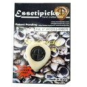 Essetipicks Speedy Tagua Black ギターピックEssetipicksのSpeedy Taguaシリーズは、アクセサリー等にも使われるタグアという素材を使ったピックです。中南米、熱帯雨林に自生するゾウゲヤシという椰子の木は、実が落ちると種子がかたまって象牙のような素材へと変化します。それはタグアと呼ばれ、古くから釦やアクセサリーとして、近年ではバグパイプの素材としても使われています。森林伐採の進む地域で、逆に植物を生かす素材として、また象牙の代用となるためゾウの保護にも役立つ素材とされています。全て形状は同じですが、天然素材のため、外観は1枚1枚微妙に違っています。また、使い込むほどに表情を変えます。Essetipicks独自の革新的な3次元形状。ピックの側面にはなめらかなカーブがつけられており、楽な体勢でピックを持てば、最も理想的とされる、“弦に対して平行にピックを当てる”ことができます。象牙のようななめらかな手触りと独自の形状、独特のカーブにより弦にピックがひっかかることもなく、アップ、ダウン共に自然に弦の抵抗を受け流しながら、弦を確実にとらえます。親指のあたる部分には革製の滑り止めがはめ込まれ、裏側もゆるいくぼみが設けられています。そのためピックが指にぴったりフィット。厚みを感じさせず、それどころかピックという異物そのものを感じさせない、快適なプレイを実現。圧倒的なプレイアビリティがここにあります。硬い素材を使っていますが、独特のカーブによってピッキングタッチはなめらかで、アタックが強くなりすぎたりすることもありません。ピッキングの強弱も即座に反映し、またピック自体の反りが無いため音が速くなります。・Essetipicks ZIRIYABシリーズとの違いEssetipicks ZIRIYABシリーズは、ケブラー素材を使ったEssetipicksのピックです。ピック先端部の形状は同じですが、素材、および先端部以外の形状に違いがあります。ZIRIYABシリーズはケブラー素材により、軽さと強靱さを備えたピックです。Speedy Taguaシリーズは象牙のようなタグア素材ならではのなめらかで美しく、強靱ながら使い込むごとに違った表情を見せます。ZIRIYABシリーズは指を奥部分のくぼみが大きいため、スタンダードサイズでは通常のピックよりも大きく感じられることがありました。Speedy Taguaシリーズは革の滑り止めとなめらかなくぼみにより、スタンダードサイズは通常のティアドロップピックをお使いの方にぴったりなピックです。※右利き用モデルのみのため、右利き順アングル、または左利き逆アングルでプレイしてください。Made in Italy形状：ティアドロップ材質：タグアカラー：ブラック