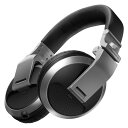 Pioneer DJ HDJ-X5-S Silver DJヘッドホンDJ HEADPHONES (silver)プロフェッショナルDJが求める高音質、高耐久性、高機能性を実現したオーバーイヤー型DJヘッドホン。HDJ-X5 はDJに必要なすべての機能を備えています。 これまでのプロ仕様のDJヘッドホンから継承したプロフェッショナル・グレードのサウンド・デザインにより、ブースまたはご自宅でも大音量でも歪みのないモニタリングを楽しむことができます。従来よりも厳しい水準値の自社耐久試験に加え、アメリカ国防総省が制定したMIL規格 (MIL-STD-810G) に準拠した試験をクリアし、DJプレイに必要な高い耐久性を備えたDJヘッドホンです。そして、あらゆるDJモニタリングスタイルにフレキシブルに対応できるスイベル機構を踏襲しつつ、DJのフィードバックに基づいたハウジング設計により、快適でストレスの無いDJモニタリングが可能になりました。【主な機能】●高音質設計。ボイスコイルにCCAW (銅被覆アルミニウム線) を採用した口径40mmの新開発ドライバーを搭載。ケーブルグランド線をLRそれぞれ独立した4芯構造ケーブルとハウジング上部にバスレフ方式のチャンバーを搭載しています。また、磁気回路の適正化と、きめ細かなノイズ対策や入念なチューニングを施したことにより、歪みのないクリアな音質とビートの取りやすさを両立しました。●高耐久性。高い耐久性を求めるDJの要望に応えるために、従来よりも厳しい水準値の自社耐久試験に加え、アメリカ国防総省が制定したMIL規格 (MIL-STD-810G) ※に準拠した試験をクリアし高い耐久性を実現しました。※ MIL-STD-810G METHOD 516.7 SHOCK に準拠。●高機能性。HDJ-2000 以降、あらゆるDJモニタリングスタイルにフレキシブルに対応できるスイベル機構を継承しています。ストレス無くモニタリングできるフレキシブルヘッドバンドや、多くのモニタリングパターンの分析を元に、試作を重ねて設計したハウジング形状により、さまざまなモニタリングをスムースに行うことが可能です。●高い耐久性を兼ね備えたスタイリッシュなデザイン。ラインアップを通じて高い耐久性を持ちながらスタイリッシュなデザインを目指しました。お好みに合わせて選べるブラックとシルバーの2色を展開します。【Specifications】■Main Features形式：Closed, dynamic使用ユニット：40 mmドームタイプ接続コード：1.2 m short coiled cable (1.8 m extended length)■付属品Φ6.3 mmステレオ標準プラグアダプター (ネジ式)キャリングポーチ■主な仕様質量 （コード含まず）：269 g最大入力（JEITA）：2000 mW出力音圧レベル：102 dB再生周波数帯域：5 - 30000 Hzインピーダンス：32 Ω