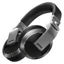 Pioneer DJ HDJ-X7-S Silver DJヘッドホンPROFESSIONAL DJ HEADPHONES (silver)プロフェッショナルDJが求める高音質、高耐久性、高機能性を実現したオーバーイヤー型DJヘッドホン。HDJ-X7 は従来のフラグシップモデル HDJ-2000MK2 をベースに新開発したドライバーを搭載し、大音量下でもしっかりと曲をモニタリングできます。高音質を追求した4芯構造ケーブルを採用し、LRそれぞれ独立した構造にすることで、従来モデルよりも左右のチャンネルセパレーションが改善され、空間再現性が向上しました。従来よりも厳しい水準値の自社耐久試験に加え、アメリカ国防総省が制定したMIL規格（MIL-STD-810G)※に準拠した試験をクリアし、DJプレイに必要な高い耐久性を備えたDJヘッドホンです。DJのフィードバックに基づいたハウジング設計により、快適でストレスの無いDJモニタリングが可能になりました。【主な機能】●高音質設計。大口径50mmドライバーを搭載し、振動板の材料・形状の最適化を図り低域のレスポンス向上と高域の共振を抑えることでタイトな低域と伸びやかな高域再生を実現し、確実なモニタリングをサポートします。また、ケーブルグランド線をLRそれぞれ独立した4芯構造ケーブルとハウジング上部にバスレフ方式のチャンバーを搭載しています。●高耐久性。高い耐久性を求めるプロDJの要望に応えるために、従来よりも厳しい水準値の自社耐久試験に加え、アメリカ国防総省が制定したMIL規格 (MIL-STD-810G)※ に準拠した試験をクリアし高い耐久性を実現しました。さらに、可動部に耐久性のある金属を用いることで、軽量かつプロの現場に耐えうる構造品質を実現しました。※ MIL-STD-810G METHOD 516.7 SHOCK に準拠。●高機能性。HDJ-2000 以降、あらゆるDJモニタリングスタイルにフレキシブルに対応できるスイベル機構を継承しています。ストレス無くモニタリングできるフレキシブルヘッドバンドや、多くのモニタリングパターンの分析を元に、試作を重ねて設計したハウジング形状により、さまざまなモニタリングをスムースに行うことが可能です。●高い耐久性を兼ね備えたスタイリッシュなデザイン。ラインアップを通じて高い耐久性を持ちながらスタイリッシュなデザインを目指しました。お好みに合わせて選べるブラックとシルバーの2色を展開します。【Specifications】■Main Features形式：Closed, dynamic使用ユニット：50 mmドームタイプ接続コード：1.2 m 片出しカールコード(伸長時約3.0 m)/1.6 m ストレートコード■付属品Φ6.3 mmステレオ標準プラグアダプター (ネジ式)キャリングポーチ■主な仕様質量 （コード含まず）：312 g最大入力（JEITA）：3500 mW出力音圧レベル：102 dB再生周波数帯域：5 - 30000 Hzインピーダンス：36 Ω