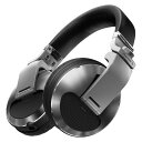 Pioneer DJ HDJ-X10-S Silver DJヘッドホンPROFESSIONAL DJ HEADPHONES (silver)プロフェッショナルDJが求める高音質、高耐久性、高機能性を実現したオーバーイヤー型DJヘッドホン。フラグシップモデルHDJ-X10は、DJヘッドホン業界で初めて※ 5 Hzから40 kHzまでの高解像度再生を可能にするHDドライバーを採用し、96 kHz/24-bitのハイレゾ音源に対応。大音量の現場でも、音質劣化することのない正確なモニタリングが可能になりました。自社耐久試験と米国軍用規格に準拠した試験をクリアし、DJプレイに求められる高い耐久性を実現しました。さらに、イヤーパッドとヘッドバンドには、DJヘッドホン業界で初めて※、汗や汚れに強いナノコーティング加工を採用しました。そして、あらゆるDJモニタリングスタイルにフレキシブルに対応できるスイベル機構を踏襲しつつ、DJのフィードバックに基づいたハウジング設計により、快適でストレスの無いDJモニタリングが可能になりました。※Pioneer DJ DJヘッドホン カテゴリーにおいて。（Pioneer DJ 調べ2017年8月21日時点)【主な機能】●高音質設計。DJヘッドホン業界で初めて5 Hzから40 kHzまでの広帯域化を可能にし、豊かでタイトな低域、明瞭でクリアな中域、伸びやかな高域再生により細かな音も良く分かる圧倒的な高解像度を実現し、大音量の現場でも正確にモニタリングができます。●高耐久性。高い耐久性を求めるプロDJの要望に応えるために、従来よりも厳しい水準値の自社耐久試験に加え、アメリカ国防総省が制定したMIL規格 (MIL-STD-810G)※ に準拠した試験をクリアし高い耐久性を実現しました。さらに、可動部に耐久性のある金属を用いることで、軽量かつプロの現場に耐えうる構造品質を実現しました。※ MIL-STD-810G METHOD 516.7 SHOCK に準拠。●汗や汚れに強いナノコーティング加工。イヤーパッド、ヘッドバンドにはDJヘッドホン業界で初めて撥水効果の高いナノコーティング加工を表面に施すことで、汗や汚れの付着を軽減し、拭き取りを行うことで従来モデルよりも長く使用できます。●高機能性。あらゆるDJモニタリングスタイルにフレキシブルに対応できるスイベル機構を継承しています。ストレス無くモニタリングできるフレキシブルヘッドバンドや、多くのモニタリングパターンの分析を元に、試作を重ねて設計したハウジング形状により、さまざまなモニタリングをスムースに行うことが可能です。また、回転したハウジング部分が自動的に元の状態に戻る自動復帰機構を採用しています。●高い耐久性を兼ね備えたスタイリッシュなデザイン。ラインアップを通じて高い耐久性を持ちながらスタイリッシュなデザインを目指しました。お好みに合わせて選べるブラックとシルバーの2色を展開します。【Specifications】■Main Features形式：Closed, dynamic使用ユニット：50 mmドームタイプ接続コード：1.2 m 片出しカールコード(伸長時約3.0 m)/1.6 m ストレートコード■付属品Φ6.3 mmステレオ標準プラグアダプター (ネジ式)キャリングケース■主な仕様質量 （コード含まず）：328 g最大入力（JEITA）：3500 mW出力音圧レベル：106 dB再生周波数帯域：5 - 40000 Hzインピーダンス：32 Ω