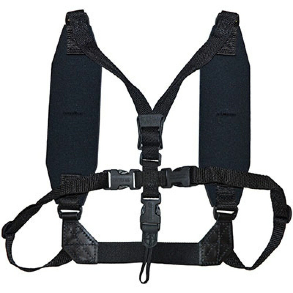 Neotech Soft Harness Junior Loop (ループフック) Black #2501252 サックス用ハーネスNeotech 社の製品は「コントロールストレッチ」と呼ばれるデザインコンセプトで作られています。柔軟なショルダーパッドが、肩と首の輪郭に沿って重量をより大きなエリアに効果的に分散させ、ショックアブソーバーとして作動します。首と肩へのプレッシャー疲労、および衝撃を減らす事により体感重量を大幅に軽減し、長時間のギグも可能にします。アタッチメントには、機能性や信頼性の高いパーツが使用されており、モノトーンのシンプルなルックスは、内容を優先したコンセプトの証でもあります。SOFT HARNES機能的であるだけでなく、非常に快適なハーネスストラップです。弾力性のあるサポートシステムを採用したネオプレンが、重い楽器の負担を軽減し、奏者の動きの自由度を高めます。ハーネスデザインによってによって奏者の動きが制限されることはありません。マーチングバンド奏者や、長時間のリハーサルや演奏をする奏者には理想的なストラップです。スナップフック/ループフックコネクタは、素早く簡単に取り付けることが可能です。Fitsサクソフォンなど胸囲：MAX1110mm MIN715mmパット：縦 228mmパット：横 65mm 前ストラップ：215mm