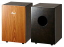 Pearl PCJ-CBC/SC BK Chipboard Cajon チップボードカホン ＃BK Black w/Brown Faceplate打面はパラウッド、それ以外の面は、強度を高めた製法により完成させたリサイクル材のひとつ、Chipboard(=パーティクルボード)を採用。このChipboardは、音響スピーカーのボディ用素材としても採用されているように、振動と吸音のバランスに優れている為、適度なサスティーンかつ十分な低音が得られるのが特徴。内部にはスネアドラムと同様のスナッピーを装備し、打面に採用のパラウッド材と合わせることで、ハイピッチのスラップ音にもしっかりと対応。ソフトケース付属。サイズ450 × 300 × 300mm