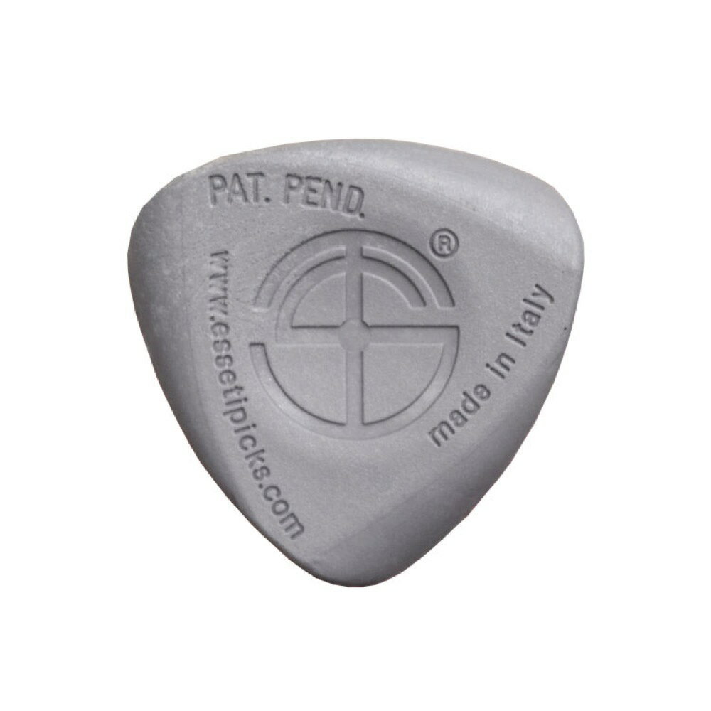 Essetipicks Easy Nylon Fiber Glass Mini R 右利き用 ギターピック 1枚ミニサイズのトライアングル型ピックです。おにぎり型に近く、3つの先端全てで弾くことができるのでより長くピックを持たせることができます。エッセティピックス イージーナイロンファイバーグラスミニ"Easy Nylon Fiber Glass Mini R"EssetipicksのNylon Fiber Glassシリーズは、軽量かつ強靱な素材、ナイロンファイバー素材を用いて作られた全く新しい、革新的なピックです。本格的な電動ガンや自転車のフレームなどにも使用される素材です。ピックの側面にはなめらかなカーブがつけられており、楽な体勢でピックを持てば、最も理想的とされる、“弦に対して平行にピックを当てる”ことができます。素材特有の軽快さと独自の形状、なめらかなカーブにより弦にピックがひっかかることもなく、アップ、ダウン共に自然に弦の抵抗を受け流しながら、弦を確実にとらえます。指先の延長がそのまま弦に触れながら、その抵抗をほとんど感じないこの感覚はまさに異次元。硬い素材を使っていますが、独特のカーブによってピッキングタッチはなめらかで、アタックが強くなりすぎたりすることもありません。ピッキングの強弱も即座に反映し、またピック自体の反りが無いため音が速くなります。※ピックの形状により、通常よりも大きく感じる場合があります。普段スタンダードなサイズをお使いの方はミニサイズを、大きめのピックをお使いの方はスタンダードサイズをおすすめします。Made in Italy