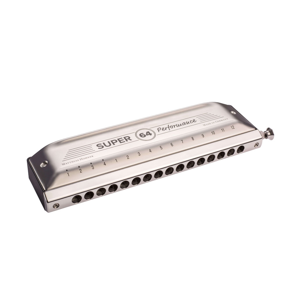 HOHNER New Super 64 (7582/64) クロマチックハーモニカHOHNERを代表するモデル、Super64が機能を拡充し「New Super64」としてデビュー。マウスピースがステンレススティールに変更され、気密性がより高まると共にスライドアクションも滑らかになりました。新たにデザインされたカバープレートはこれまで以上に快適に演奏することが出来ます。新機能「ヴァイロスプリングシステム」によりプレイスタイルに合わせスプリングのテンションが調節できるようになりました。付属品：キャリングケース、調整ドライバーキー配列：C調リードプレート（材質、厚さ）：ブラス、1.2mmリードプレート （表面）：ブラスリード（数、材質）：64、ブラスコーム （材質、カラー）：ABS、ブラックコーム （仕上げ）：ABSマウスピース（表面）：ポリッシュド・ステンレススティールカバープレート：ステンレススライド構造：ジグザグキー：Cタイプ：クロマチックチューニング：ソロチューニング穴の数：16トーンレンジ：4オクターブ、C3〜D7長さ：19.8cm / 7.8 "